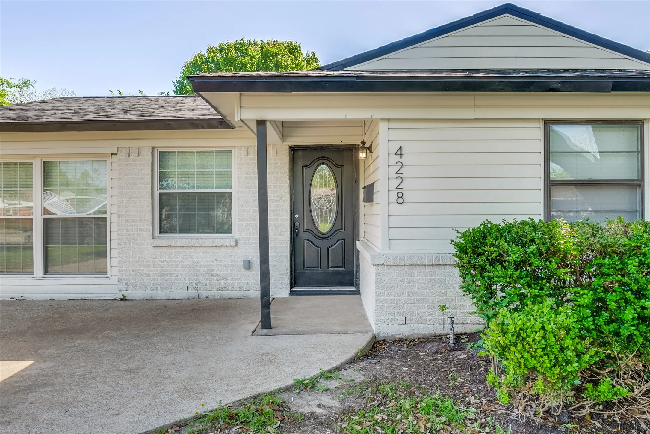 Single Family Residence For Sale in Dallas County , 4228 Motley Drive, Mesquite, Texas 75150, 3 Bedrooms, 2 Bathrooms, 2 Garage spaces, 1,342 Sqft, built in 1956, Preowned, Price $253,000, mls#21231215, Real Estate Agent in Mesquite, Homes For Sale in Dallas county, Homes For Sale in Mesquite, Realtor in Mesquite Texas, Real Estate Brokerage Independent Realty Texas, Luminita Cordes Realtor