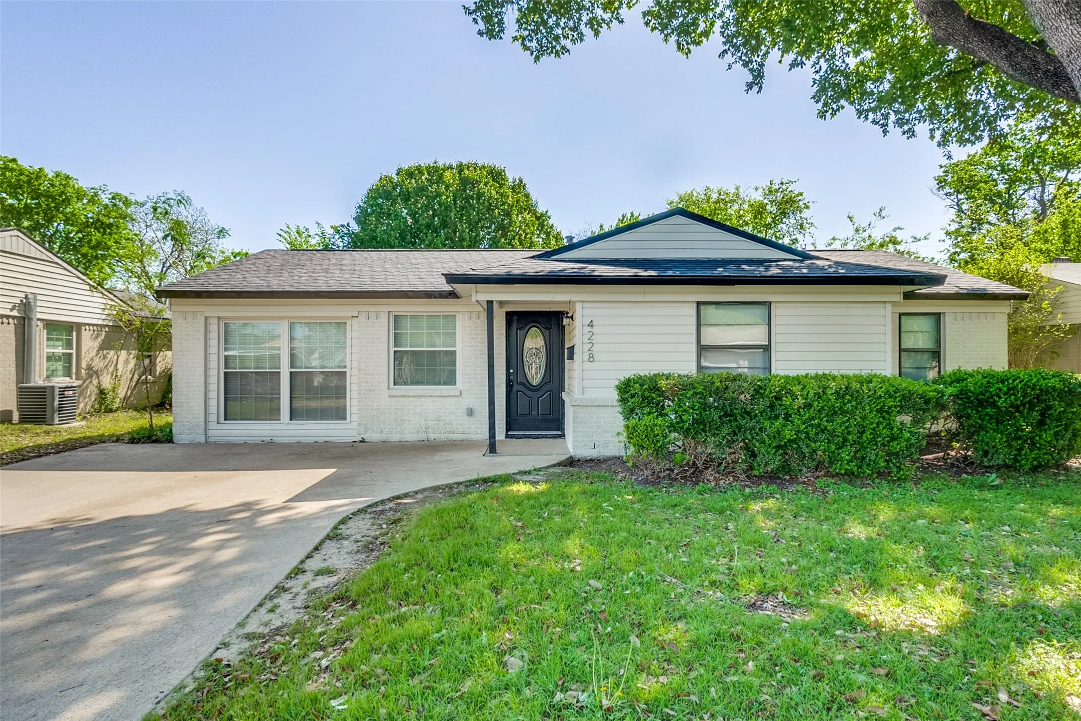 Single Family Residence For Sale in Dallas County , 4228 Motley Drive, Mesquite, Texas 75150, 3 Bedrooms, 2 Bathrooms, 2 Garage spaces, 1,342 Sqft, built in 1956, Preowned, Price $253,000, mls#21231215, Real Estate Agent in Mesquite, Homes For Sale in Dallas county, Homes For Sale in Mesquite, Realtor in Mesquite Texas, Real Estate Brokerage Independent Realty Texas, Luminita Cordes Realtor