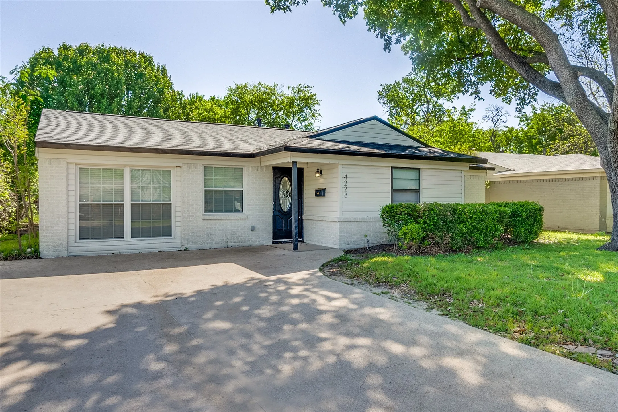 Single Family Residence For Sale in Dallas County , 4228 Motley Drive, Mesquite, Texas 75150, 3 Bedrooms, 2 Bathrooms, 2 Garage spaces, 1,342 Sqft, built in 1956, Preowned, Price $253,000, mls#21231215, Real Estate Agent in Mesquite, Homes For Sale in Dallas county, Homes For Sale in Mesquite, Realtor in Mesquite Texas, Real Estate Brokerage Independent Realty Texas, Luminita Cordes Realtor