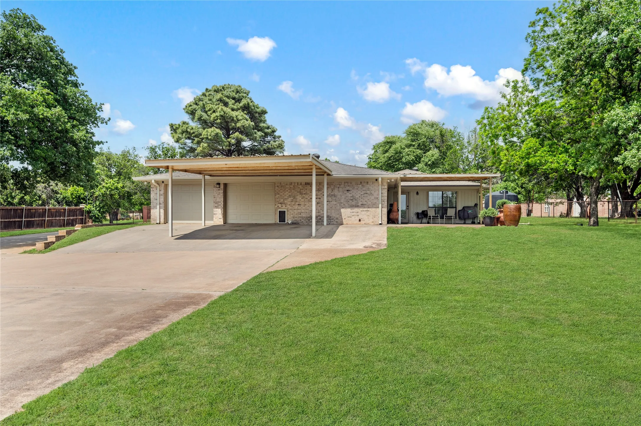 Single Family Residence For Sale in Tarrant County , 505 W Mcdonwell School Road, Colleyville, Texas 76034, 3 Bedroom, 4 Bathroom, 2 Garage spaces, 2,976 Sqft, built in 1981, Price $1,867,000, mls#21230384, Real Estate Agent in Colleyville, Homes For Sale in Tarrant county, Homes For Sale in Colleyville, Realtor in Colleyville Texas, Real Estate Brokerage Independent Realty Texas, Luminita Cordes Realtor