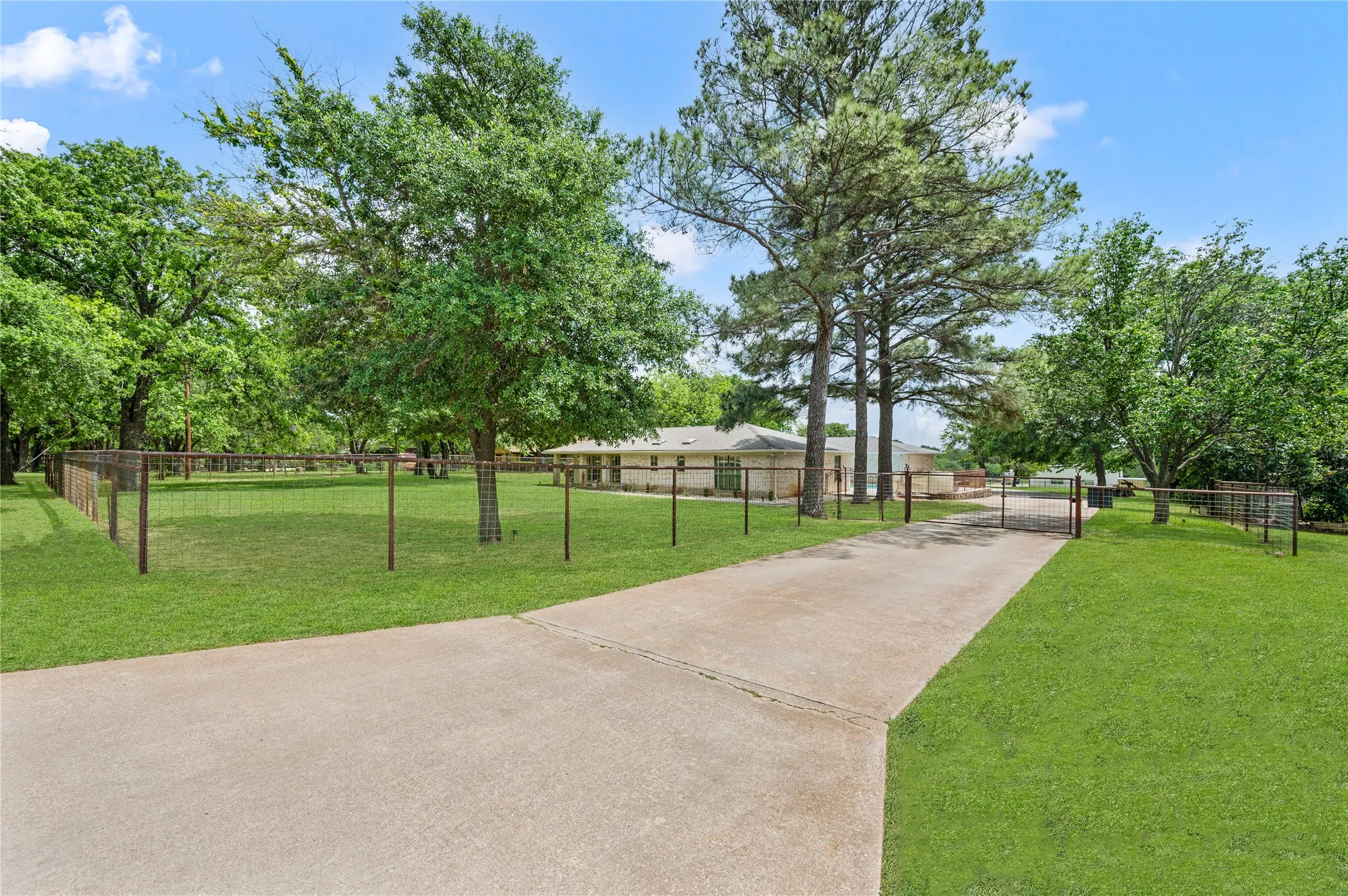 Single Family Residence For Sale in Tarrant County , 505 W Mcdonwell School Road, Colleyville, Texas 76034, 3 Bedroom, 4 Bathroom, 2 Garage spaces, 2,976 Sqft, built in 1981, Price $1,867,000, mls#21230384, Real Estate Agent in Colleyville, Homes For Sale in Tarrant county, Homes For Sale in Colleyville, Realtor in Colleyville Texas, Real Estate Brokerage Independent Realty Texas, Luminita Cordes Realtor