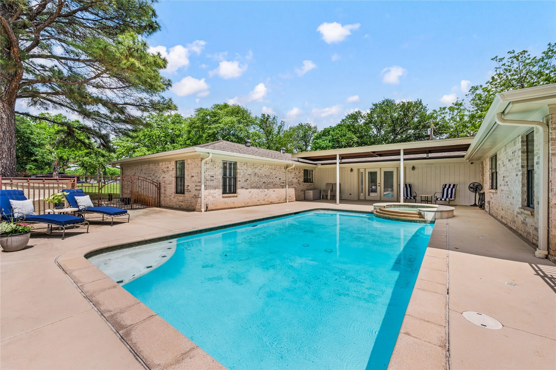 Single Family Residence For Sale in Tarrant County , 505 W Mcdonwell School Road, Colleyville, Texas 76034, 3 Bedroom, 4 Bathroom, 2 Garage spaces, 2,976 Sqft, built in 1981, Price $1,867,000, mls#21230384, Real Estate Agent in Colleyville, Homes For Sale in Tarrant county, Homes For Sale in Colleyville, Realtor in Colleyville Texas, Real Estate Brokerage Independent Realty Texas, Luminita Cordes Realtor