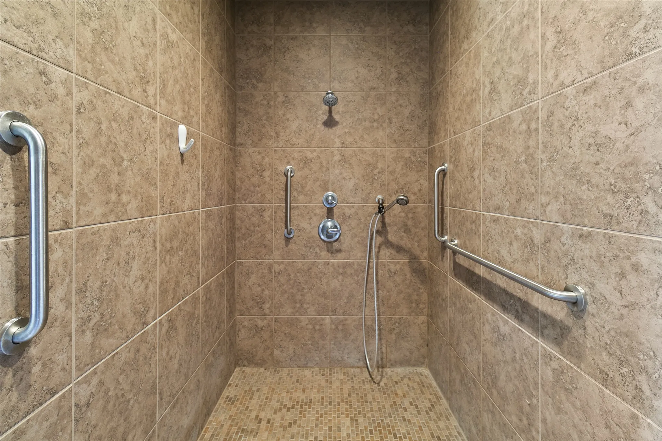 Single Family Residence For Sale in Camp County , 244 CR 2321, Pittsburg, Texas 75686, 3 Bedroom, 2 Bathroom, 2 Garage spaces, 2,086 Sqft, built in 2008, Price $575,000, mls#21230189, Real Estate Agent in Pittsburg, Homes For Sale in Camp county, Homes For Sale in Pittsburg, Realtor in Pittsburg Texas, Real Estate Brokerage Independent Realty Texas, Luminita Cordes Realtor