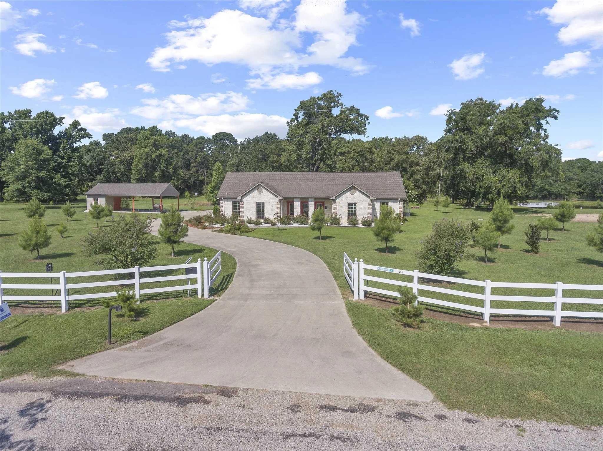 Single Family Residence For Sale in Camp County , 244 CR 2321, Pittsburg, Texas 75686, 3 Bedroom, 2 Bathroom, 2 Garage spaces, 2,086 Sqft, built in 2008, Price $575,000, mls#21230189, Real Estate Agent in Pittsburg, Homes For Sale in Camp county, Homes For Sale in Pittsburg, Realtor in Pittsburg Texas, Real Estate Brokerage Independent Realty Texas, Luminita Cordes Realtor