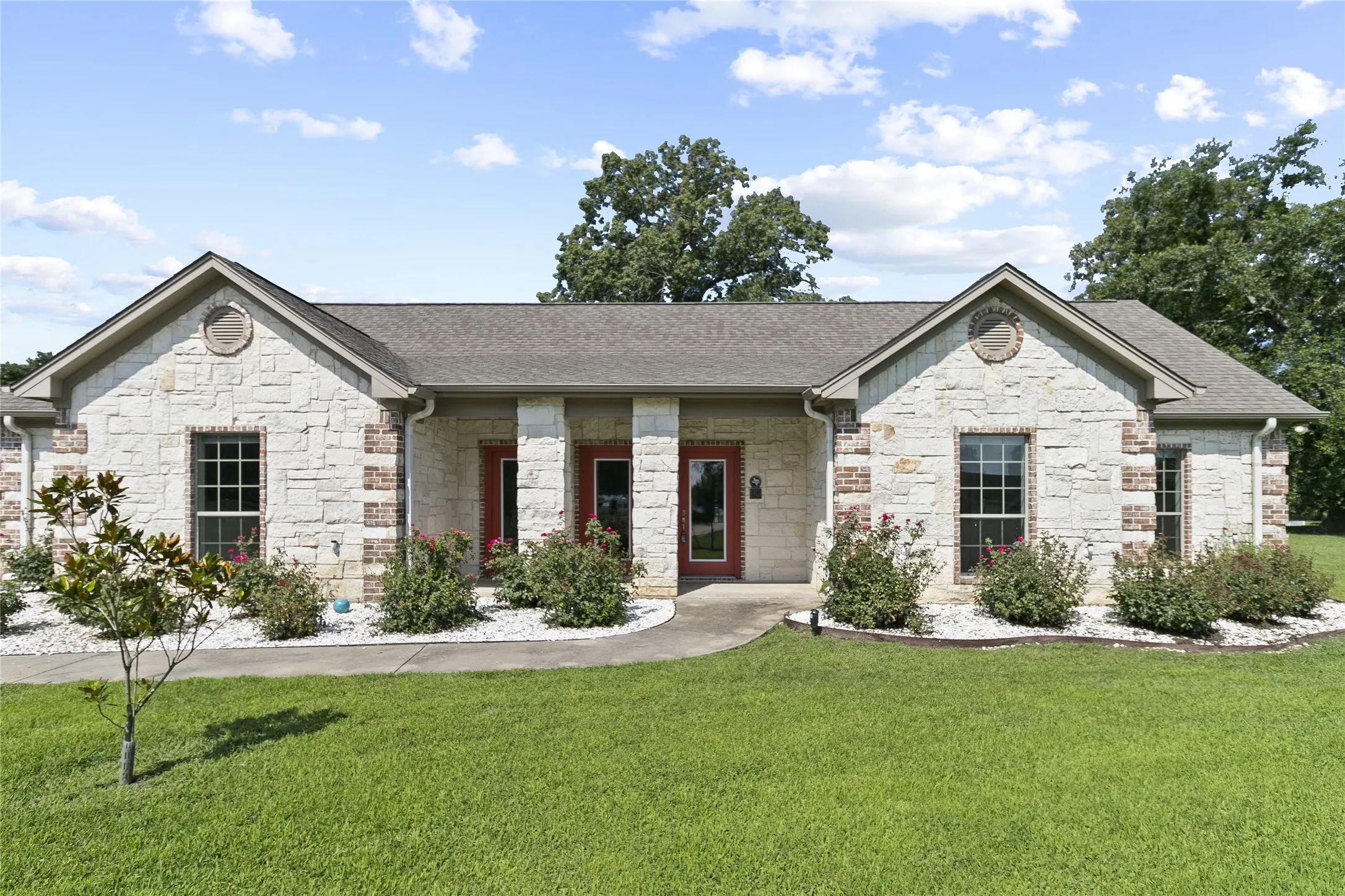 Single Family Residence For Sale in Camp County , 244 CR 2321, Pittsburg, Texas 75686, 3 Bedroom, 2 Bathroom, 2 Garage spaces, 2,086 Sqft, built in 2008, Price $575,000, mls#21230189, Real Estate Agent in Pittsburg, Homes For Sale in Camp county, Homes For Sale in Pittsburg, Realtor in Pittsburg Texas, Real Estate Brokerage Independent Realty Texas, Luminita Cordes Realtor