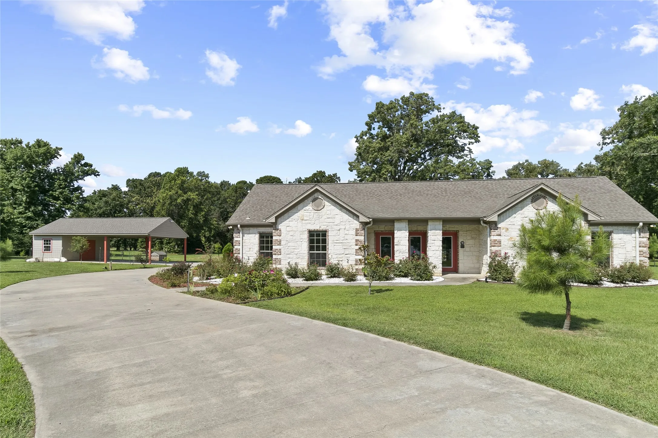Single Family Residence For Sale in Camp County , 244 CR 2321, Pittsburg, Texas 75686, 3 Bedroom, 2 Bathroom, 2 Garage spaces, 2,086 Sqft, built in 2008, Price $575,000, mls#21230189, Real Estate Agent in Pittsburg, Homes For Sale in Camp county, Homes For Sale in Pittsburg, Realtor in Pittsburg Texas, Real Estate Brokerage Independent Realty Texas, Luminita Cordes Realtor