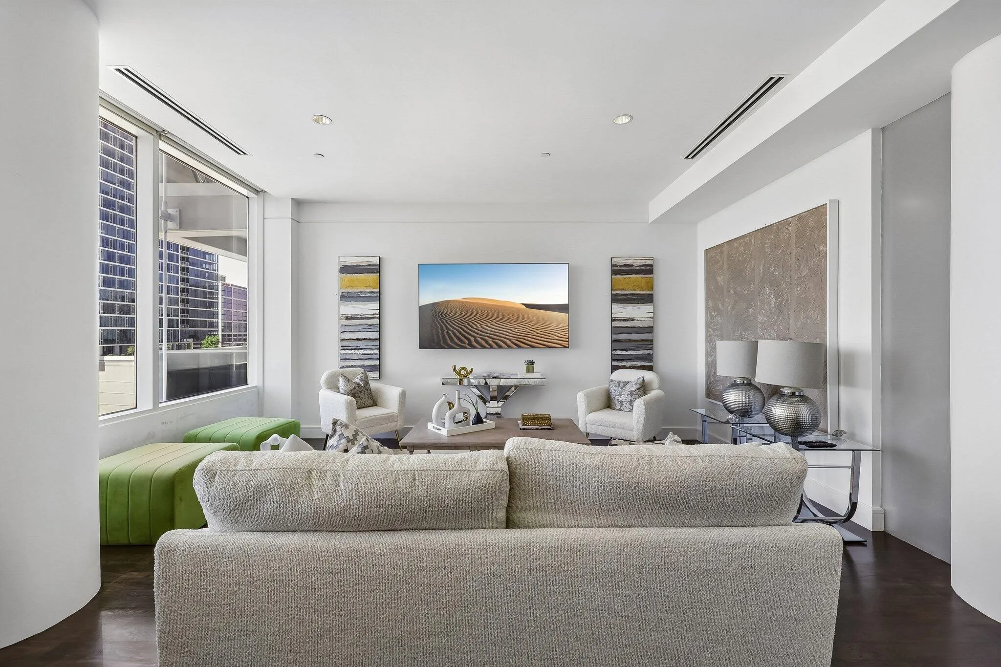 Condominium For Sale in Dallas County , 2408 Victory Park Lane 832, Dallas, Texas 75219, 1 Bedroom, 1 Bathroom, 1 Garage spaces, 1,121 Sqft, built in 2005, Price $565,000, mls#21231141, Real Estate Agent in Dallas, Homes For Sale in Dallas county, Homes For Sale in Dallas, Realtor in Dallas Texas, Real Estate Brokerage Independent Realty Texas, Luminita Cordes Realtor