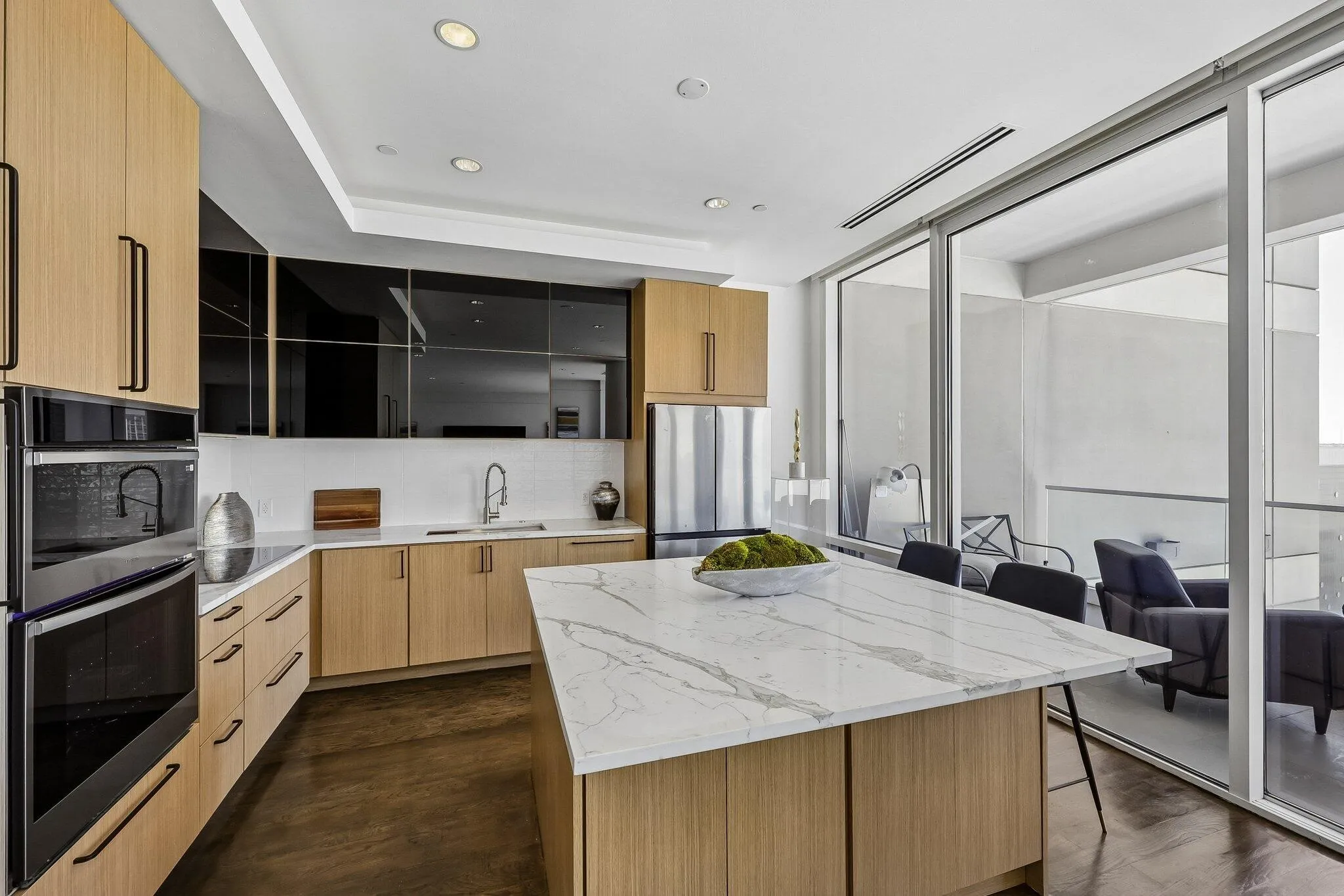 Condominium For Sale in Dallas County , 2408 Victory Park Lane 832, Dallas, Texas 75219, 1 Bedroom, 1 Bathroom, 1 Garage spaces, 1,121 Sqft, built in 2005, Price $565,000, mls#21231141, Real Estate Agent in Dallas, Homes For Sale in Dallas county, Homes For Sale in Dallas, Realtor in Dallas Texas, Real Estate Brokerage Independent Realty Texas, Luminita Cordes Realtor