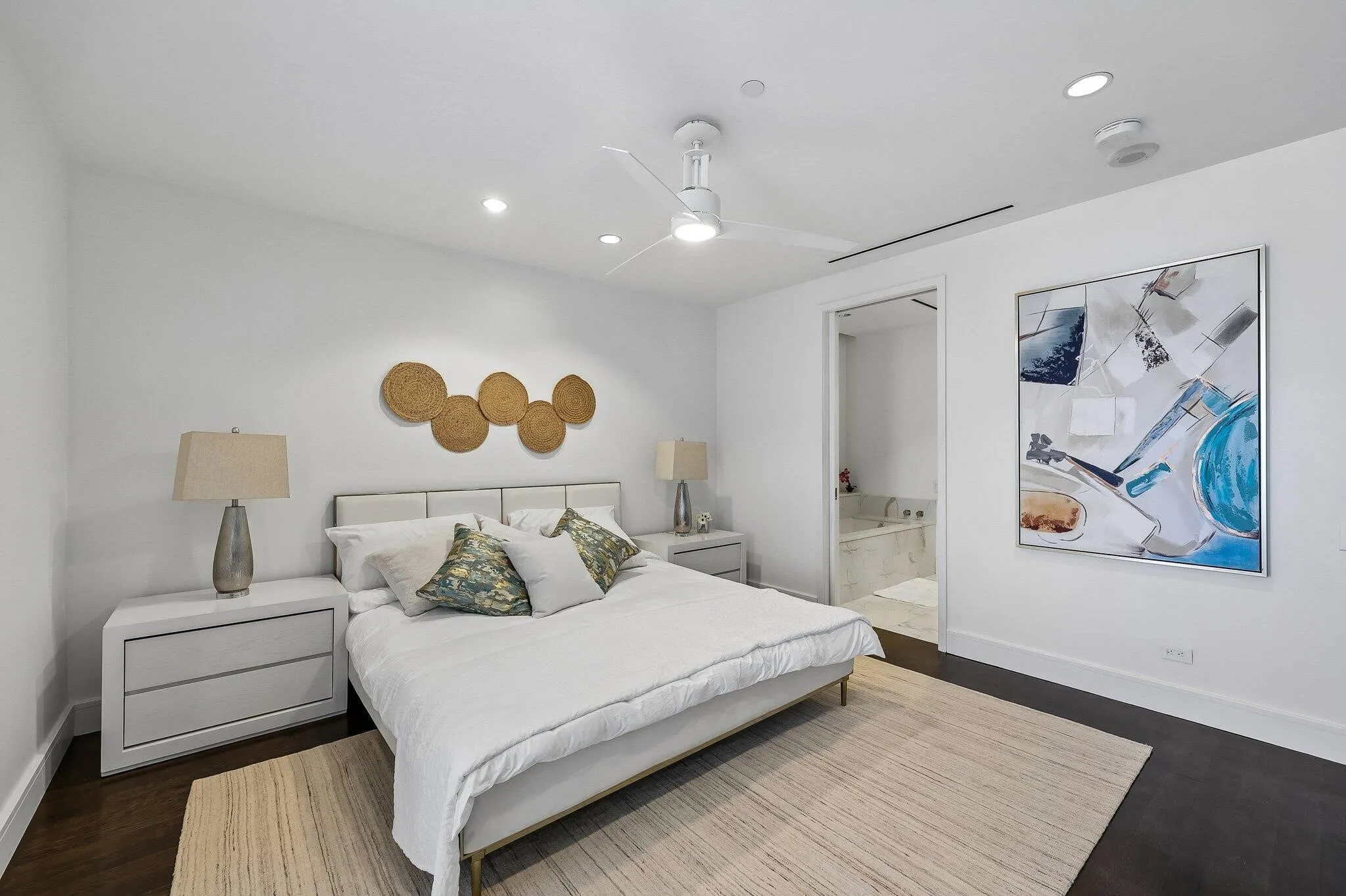 Condominium For Sale in Dallas County , 2408 Victory Park Lane 832, Dallas, Texas 75219, 1 Bedroom, 1 Bathroom, 1 Garage spaces, 1,121 Sqft, built in 2005, Price $565,000, mls#21231141, Real Estate Agent in Dallas, Homes For Sale in Dallas county, Homes For Sale in Dallas, Realtor in Dallas Texas, Real Estate Brokerage Independent Realty Texas, Luminita Cordes Realtor
