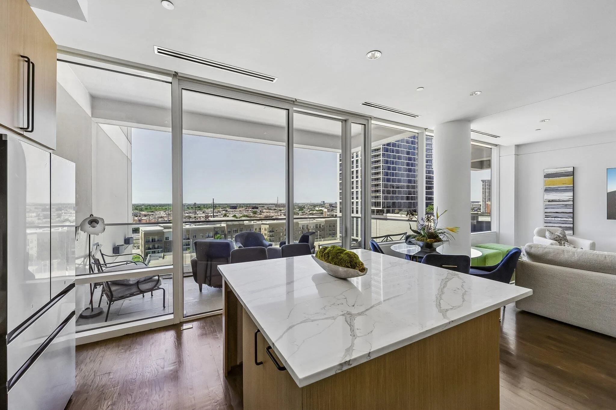 Condominium For Sale in Dallas County , 2408 Victory Park Lane 832, Dallas, Texas 75219, 1 Bedroom, 1 Bathroom, 1 Garage spaces, 1,121 Sqft, built in 2005, Price $565,000, mls#21231141, Real Estate Agent in Dallas, Homes For Sale in Dallas county, Homes For Sale in Dallas, Realtor in Dallas Texas, Real Estate Brokerage Independent Realty Texas, Luminita Cordes Realtor