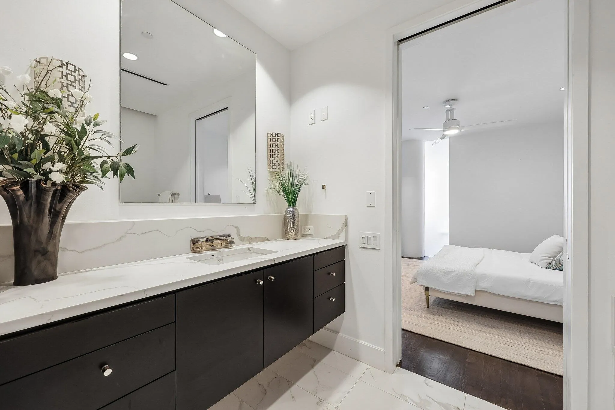 Condominium For Sale in Dallas County , 2408 Victory Park Lane 832, Dallas, Texas 75219, 1 Bedroom, 1 Bathroom, 1 Garage spaces, 1,121 Sqft, built in 2005, Price $565,000, mls#21231141, Real Estate Agent in Dallas, Homes For Sale in Dallas county, Homes For Sale in Dallas, Realtor in Dallas Texas, Real Estate Brokerage Independent Realty Texas, Luminita Cordes Realtor