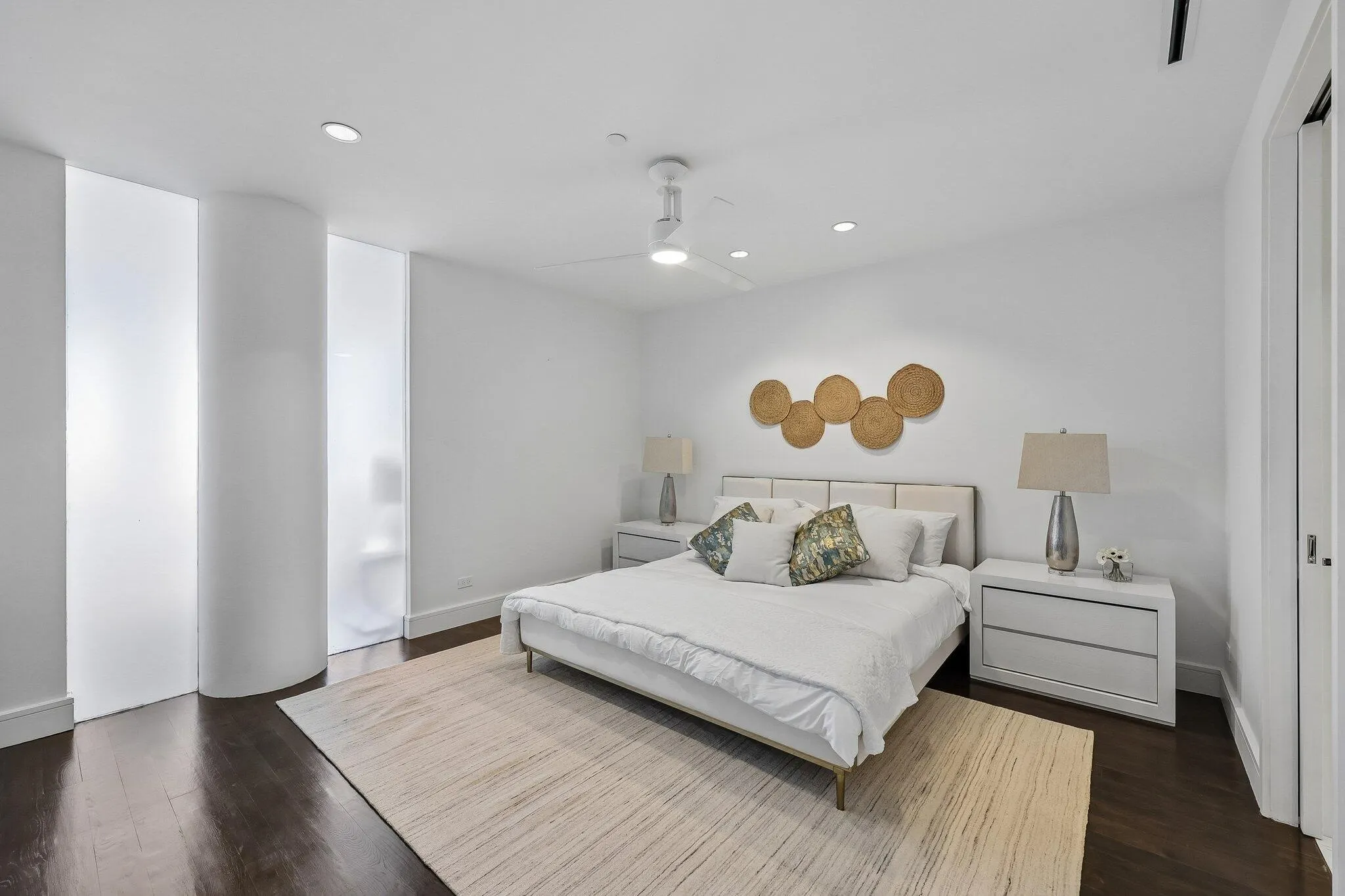 Condominium For Sale in Dallas County , 2408 Victory Park Lane 832, Dallas, Texas 75219, 1 Bedroom, 1 Bathroom, 1 Garage spaces, 1,121 Sqft, built in 2005, Price $565,000, mls#21231141, Real Estate Agent in Dallas, Homes For Sale in Dallas county, Homes For Sale in Dallas, Realtor in Dallas Texas, Real Estate Brokerage Independent Realty Texas, Luminita Cordes Realtor