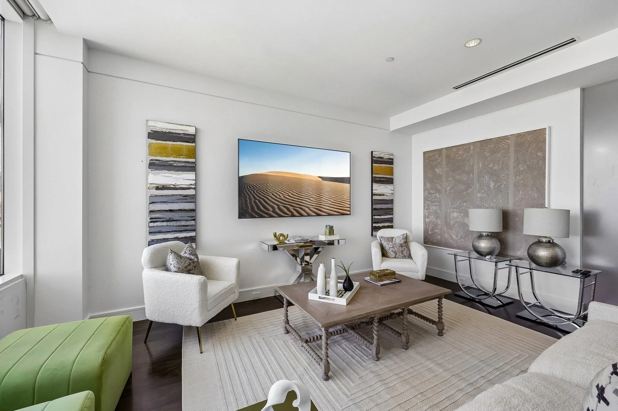 Condominium For Sale in Dallas County , 2408 Victory Park Lane 832, Dallas, Texas 75219, 1 Bedroom, 1 Bathroom, 1 Garage spaces, 1,121 Sqft, built in 2005, Price $565,000, mls#21231141, Real Estate Agent in Dallas, Homes For Sale in Dallas county, Homes For Sale in Dallas, Realtor in Dallas Texas, Real Estate Brokerage Independent Realty Texas, Luminita Cordes Realtor
