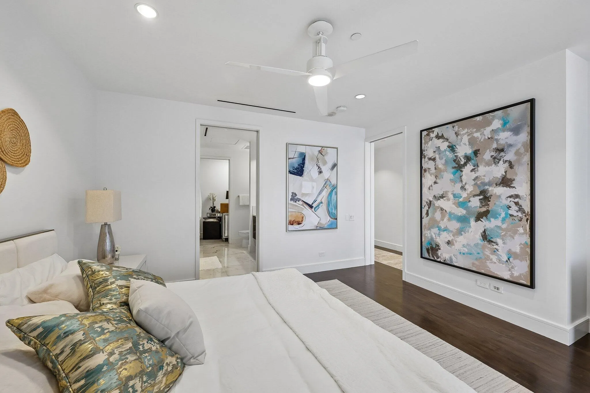 Condominium For Sale in Dallas County , 2408 Victory Park Lane 832, Dallas, Texas 75219, 1 Bedroom, 1 Bathroom, 1 Garage spaces, 1,121 Sqft, built in 2005, Price $565,000, mls#21231141, Real Estate Agent in Dallas, Homes For Sale in Dallas county, Homes For Sale in Dallas, Realtor in Dallas Texas, Real Estate Brokerage Independent Realty Texas, Luminita Cordes Realtor