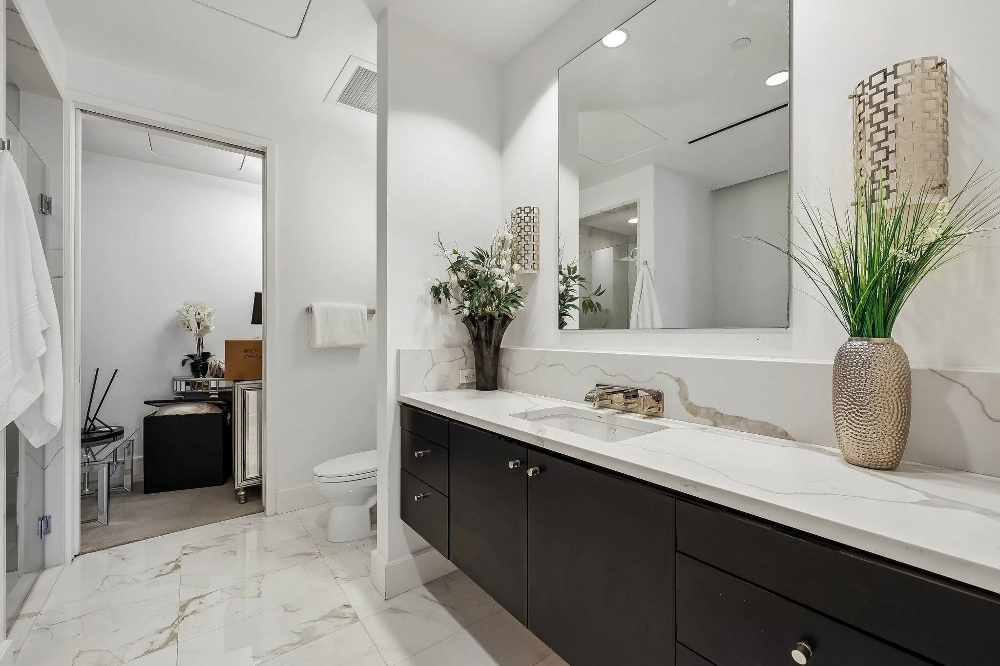 Condominium For Sale in Dallas County , 2408 Victory Park Lane 832, Dallas, Texas 75219, 1 Bedroom, 1 Bathroom, 1 Garage spaces, 1,121 Sqft, built in 2005, Price $565,000, mls#21231141, Real Estate Agent in Dallas, Homes For Sale in Dallas county, Homes For Sale in Dallas, Realtor in Dallas Texas, Real Estate Brokerage Independent Realty Texas, Luminita Cordes Realtor