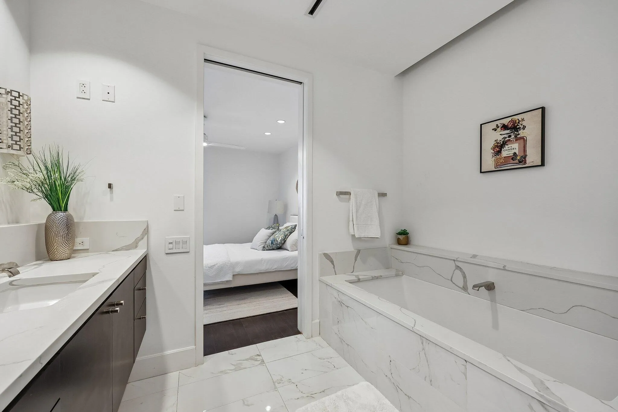 Condominium For Sale in Dallas County , 2408 Victory Park Lane 832, Dallas, Texas 75219, 1 Bedroom, 1 Bathroom, 1 Garage spaces, 1,121 Sqft, built in 2005, Price $565,000, mls#21231141, Real Estate Agent in Dallas, Homes For Sale in Dallas county, Homes For Sale in Dallas, Realtor in Dallas Texas, Real Estate Brokerage Independent Realty Texas, Luminita Cordes Realtor