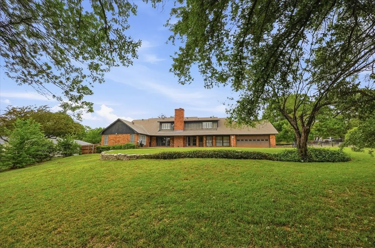 Single Family Residence For Sale in Tarrant County , 1421 Westover Lane, Westover Hills, Texas 76107, 4 Bedroom, 4 Bathroom, 2 Garage spaces, 3,966 Sqft, built in 1971, Preowned, mls#21227021, Real Estate Agent in Westover Hills, Homes For Sale in Tarrant county, Homes For Sale in Westover Hills, Realtor in Westover Hills Texas, Real Estate Brokerage Independent Realty Texas, Luminita Cordes Realtor