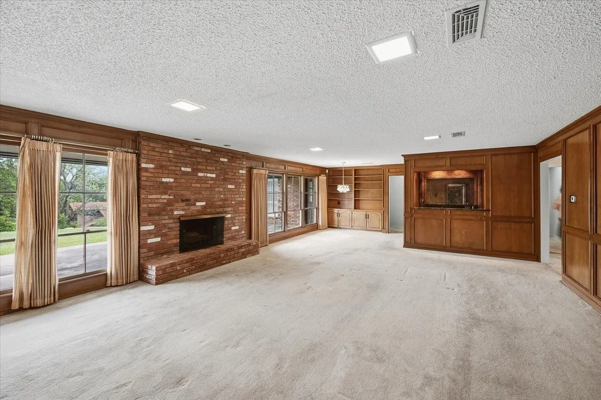 Single Family Residence For Sale in Tarrant County , 1421 Westover Lane, Westover Hills, Texas 76107, 4 Bedroom, 4 Bathroom, 2 Garage spaces, 3,966 Sqft, built in 1971, Preowned, mls#21227021, Real Estate Agent in Westover Hills, Homes For Sale in Tarrant county, Homes For Sale in Westover Hills, Realtor in Westover Hills Texas, Real Estate Brokerage Independent Realty Texas, Luminita Cordes Realtor
