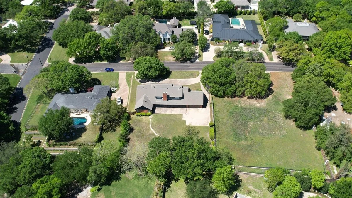 Single Family Residence For Sale in Tarrant County , 1421 Westover Lane, Westover Hills, Texas 76107, 4 Bedroom, 4 Bathroom, 2 Garage spaces, 3,966 Sqft, built in 1971, Preowned, mls#21227021, Real Estate Agent in Westover Hills, Homes For Sale in Tarrant county, Homes For Sale in Westover Hills, Realtor in Westover Hills Texas, Real Estate Brokerage Independent Realty Texas, Luminita Cordes Realtor