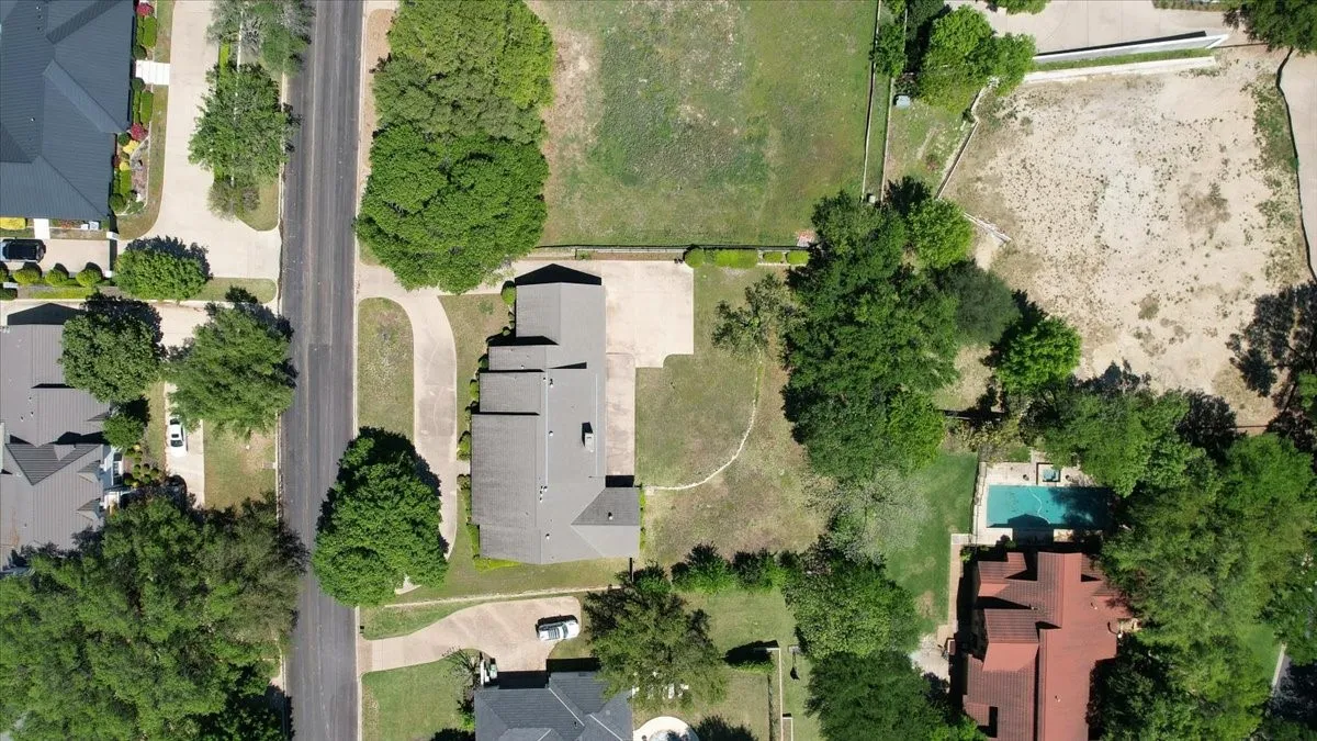 Single Family Residence For Sale in Tarrant County , 1421 Westover Lane, Westover Hills, Texas 76107, 4 Bedroom, 4 Bathroom, 2 Garage spaces, 3,966 Sqft, built in 1971, Preowned, mls#21227021, Real Estate Agent in Westover Hills, Homes For Sale in Tarrant county, Homes For Sale in Westover Hills, Realtor in Westover Hills Texas, Real Estate Brokerage Independent Realty Texas, Luminita Cordes Realtor