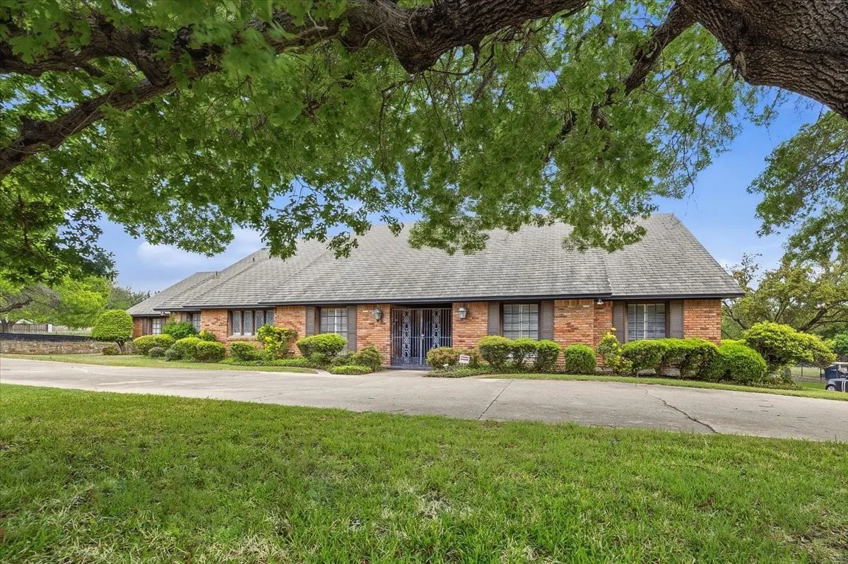 Single Family Residence For Sale in Tarrant County , 1421 Westover Lane, Westover Hills, Texas 76107, 4 Bedroom, 4 Bathroom, 2 Garage spaces, 3,966 Sqft, built in 1971, Preowned, mls#21227021, Real Estate Agent in Westover Hills, Homes For Sale in Tarrant county, Homes For Sale in Westover Hills, Realtor in Westover Hills Texas, Real Estate Brokerage Independent Realty Texas, Luminita Cordes Realtor