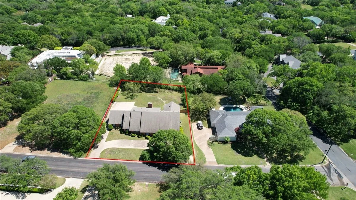 Single Family Residence For Sale in Tarrant County , 1421 Westover Lane, Westover Hills, Texas 76107, 4 Bedroom, 4 Bathroom, 2 Garage spaces, 3,966 Sqft, built in 1971, Preowned, mls#21227021, Real Estate Agent in Westover Hills, Homes For Sale in Tarrant county, Homes For Sale in Westover Hills, Realtor in Westover Hills Texas, Real Estate Brokerage Independent Realty Texas, Luminita Cordes Realtor