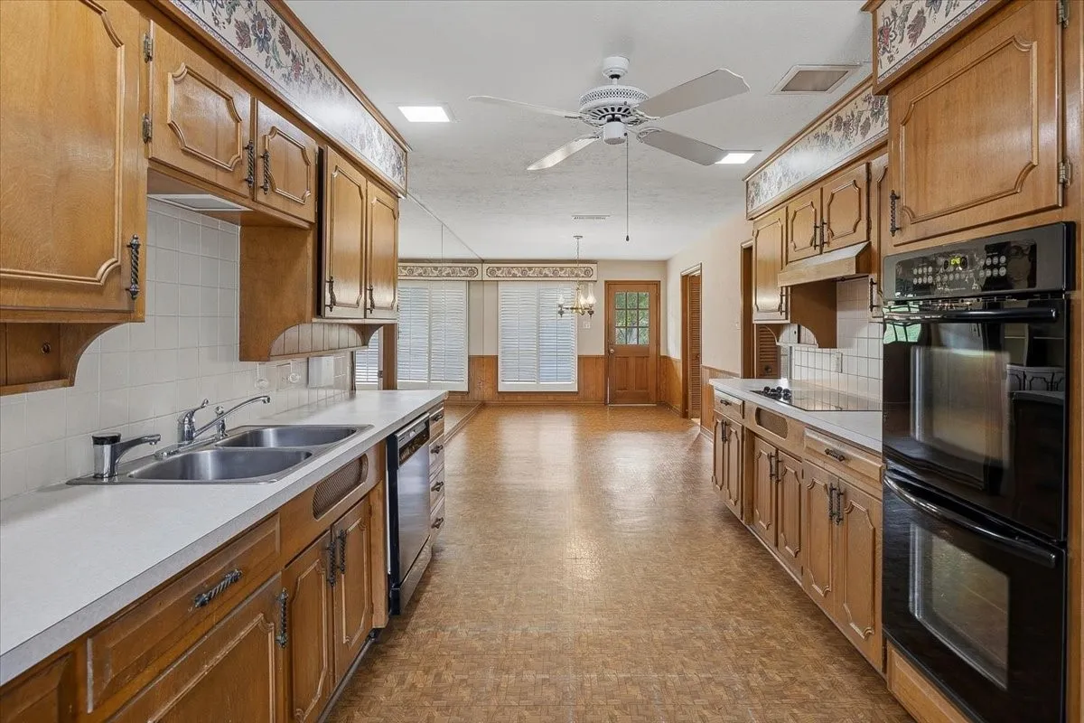 Single Family Residence For Sale in Tarrant County , 1421 Westover Lane, Westover Hills, Texas 76107, 4 Bedroom, 4 Bathroom, 2 Garage spaces, 3,966 Sqft, built in 1971, Preowned, mls#21227021, Real Estate Agent in Westover Hills, Homes For Sale in Tarrant county, Homes For Sale in Westover Hills, Realtor in Westover Hills Texas, Real Estate Brokerage Independent Realty Texas, Luminita Cordes Realtor