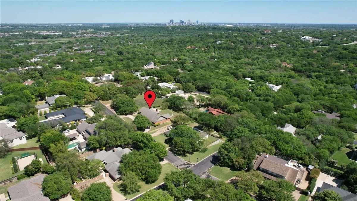 Single Family Residence For Sale in Tarrant County , 1421 Westover Lane, Westover Hills, Texas 76107, 4 Bedroom, 4 Bathroom, 2 Garage spaces, 3,966 Sqft, built in 1971, Preowned, mls#21227021, Real Estate Agent in Westover Hills, Homes For Sale in Tarrant county, Homes For Sale in Westover Hills, Realtor in Westover Hills Texas, Real Estate Brokerage Independent Realty Texas, Luminita Cordes Realtor