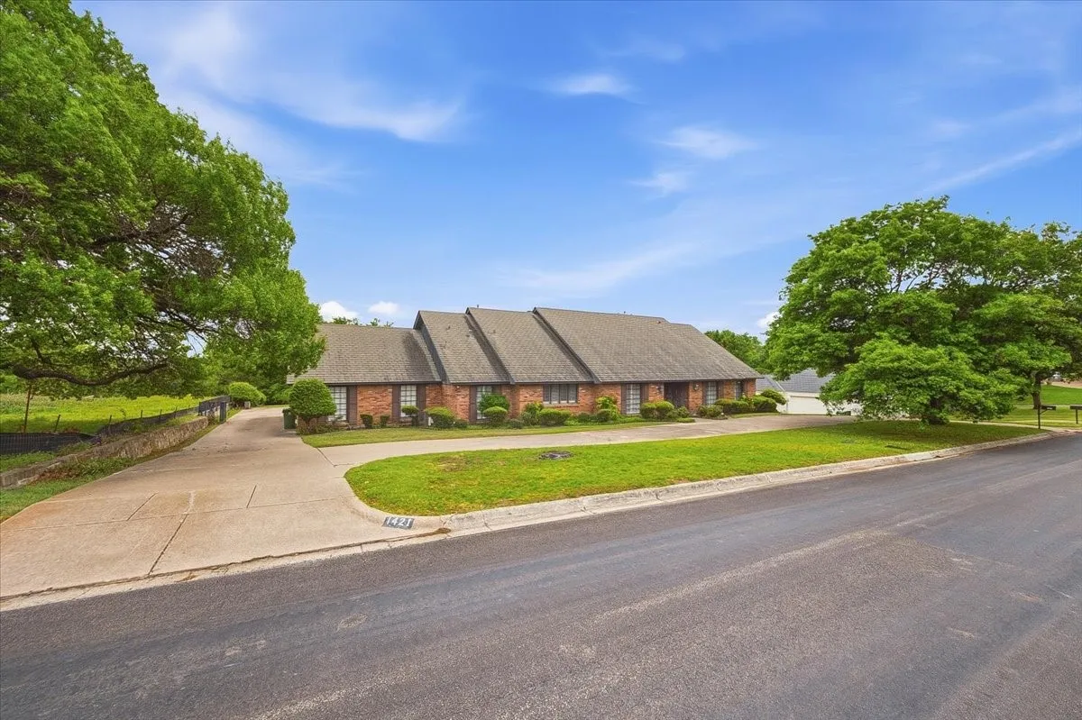 Single Family Residence For Sale in Tarrant County , 1421 Westover Lane, Westover Hills, Texas 76107, 4 Bedroom, 4 Bathroom, 2 Garage spaces, 3,966 Sqft, built in 1971, Preowned, mls#21227021, Real Estate Agent in Westover Hills, Homes For Sale in Tarrant county, Homes For Sale in Westover Hills, Realtor in Westover Hills Texas, Real Estate Brokerage Independent Realty Texas, Luminita Cordes Realtor