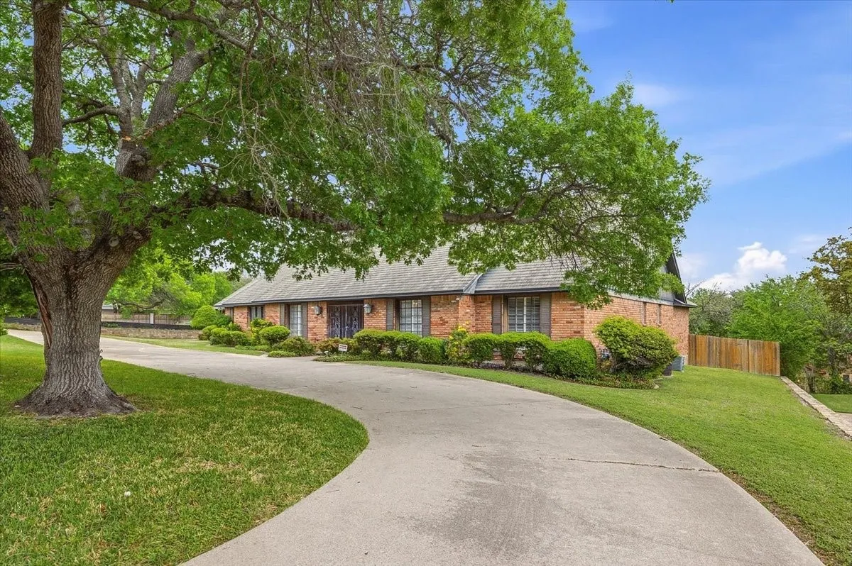 Single Family Residence For Sale in Tarrant County , 1421 Westover Lane, Westover Hills, Texas 76107, 4 Bedroom, 4 Bathroom, 2 Garage spaces, 3,966 Sqft, built in 1971, Preowned, mls#21227021, Real Estate Agent in Westover Hills, Homes For Sale in Tarrant county, Homes For Sale in Westover Hills, Realtor in Westover Hills Texas, Real Estate Brokerage Independent Realty Texas, Luminita Cordes Realtor