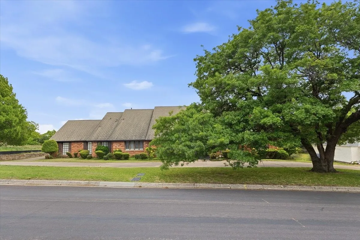 Single Family Residence For Sale in Tarrant County , 1421 Westover Lane, Westover Hills, Texas 76107, 4 Bedroom, 4 Bathroom, 2 Garage spaces, 3,966 Sqft, built in 1971, Preowned, mls#21227021, Real Estate Agent in Westover Hills, Homes For Sale in Tarrant county, Homes For Sale in Westover Hills, Realtor in Westover Hills Texas, Real Estate Brokerage Independent Realty Texas, Luminita Cordes Realtor