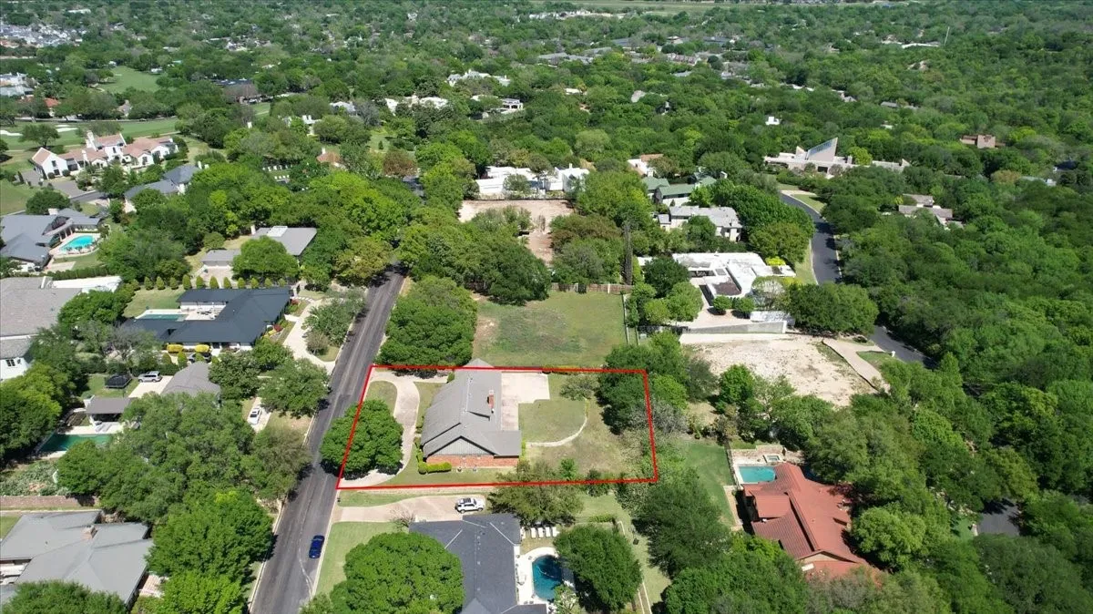 Single Family Residence For Sale in Tarrant County , 1421 Westover Lane, Westover Hills, Texas 76107, 4 Bedroom, 4 Bathroom, 2 Garage spaces, 3,966 Sqft, built in 1971, Preowned, mls#21227021, Real Estate Agent in Westover Hills, Homes For Sale in Tarrant county, Homes For Sale in Westover Hills, Realtor in Westover Hills Texas, Real Estate Brokerage Independent Realty Texas, Luminita Cordes Realtor