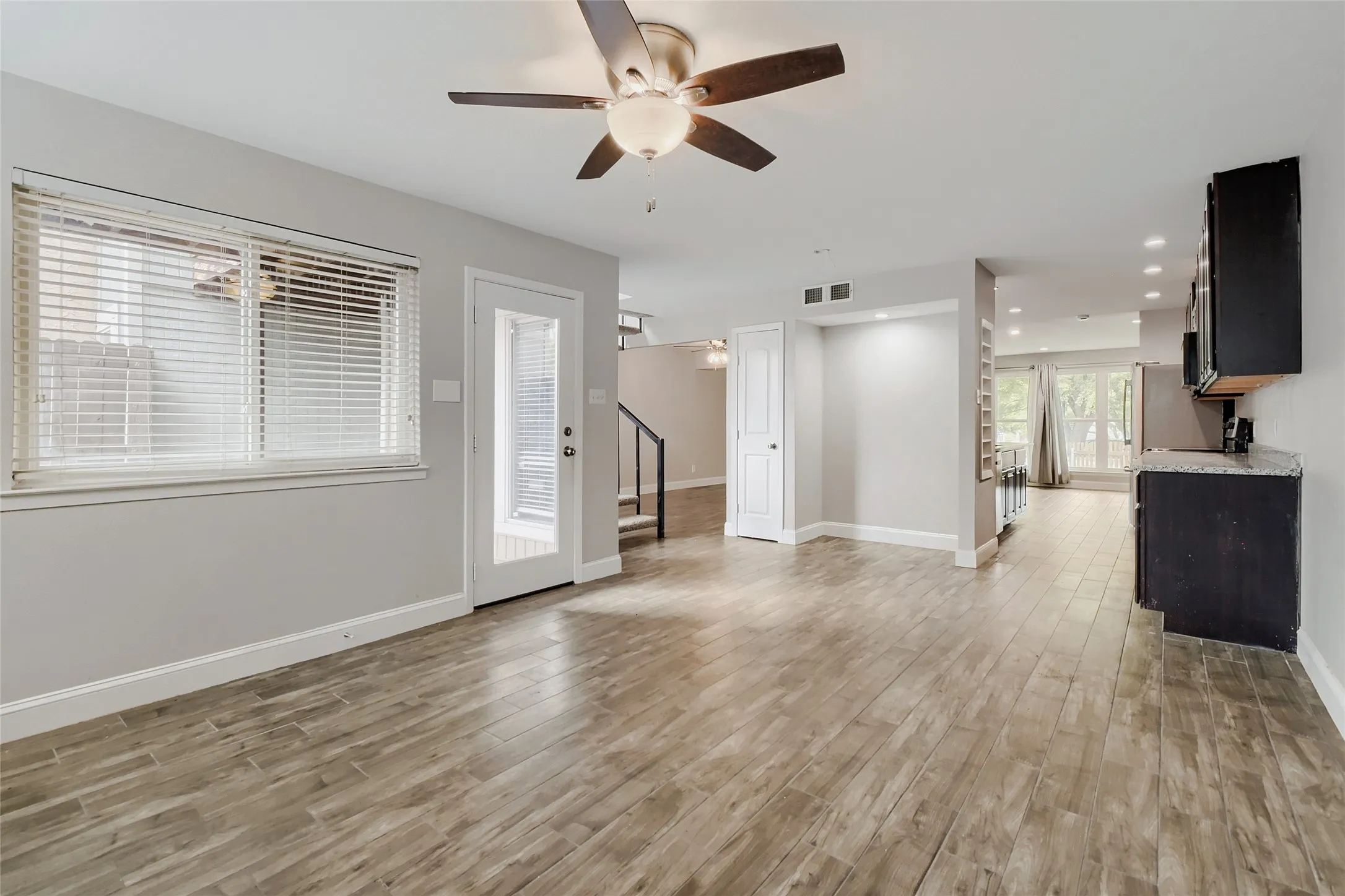 Single Family Residence For Sale in Tarrant County , 1624 Choteau Circle, Grapevine, Texas 76051, 3 Bedroom, 2 Bathroom, Garage spaces, 2,092 Sqft, built in 1977, mls#21195035, Real Estate Agent in Grapevine, Homes For Sale in Tarrant county, Homes For Sale in Grapevine, Realtor in Grapevine Texas, Real Estate Brokerage Independent Realty Texas, Luminita Cordes Realtor