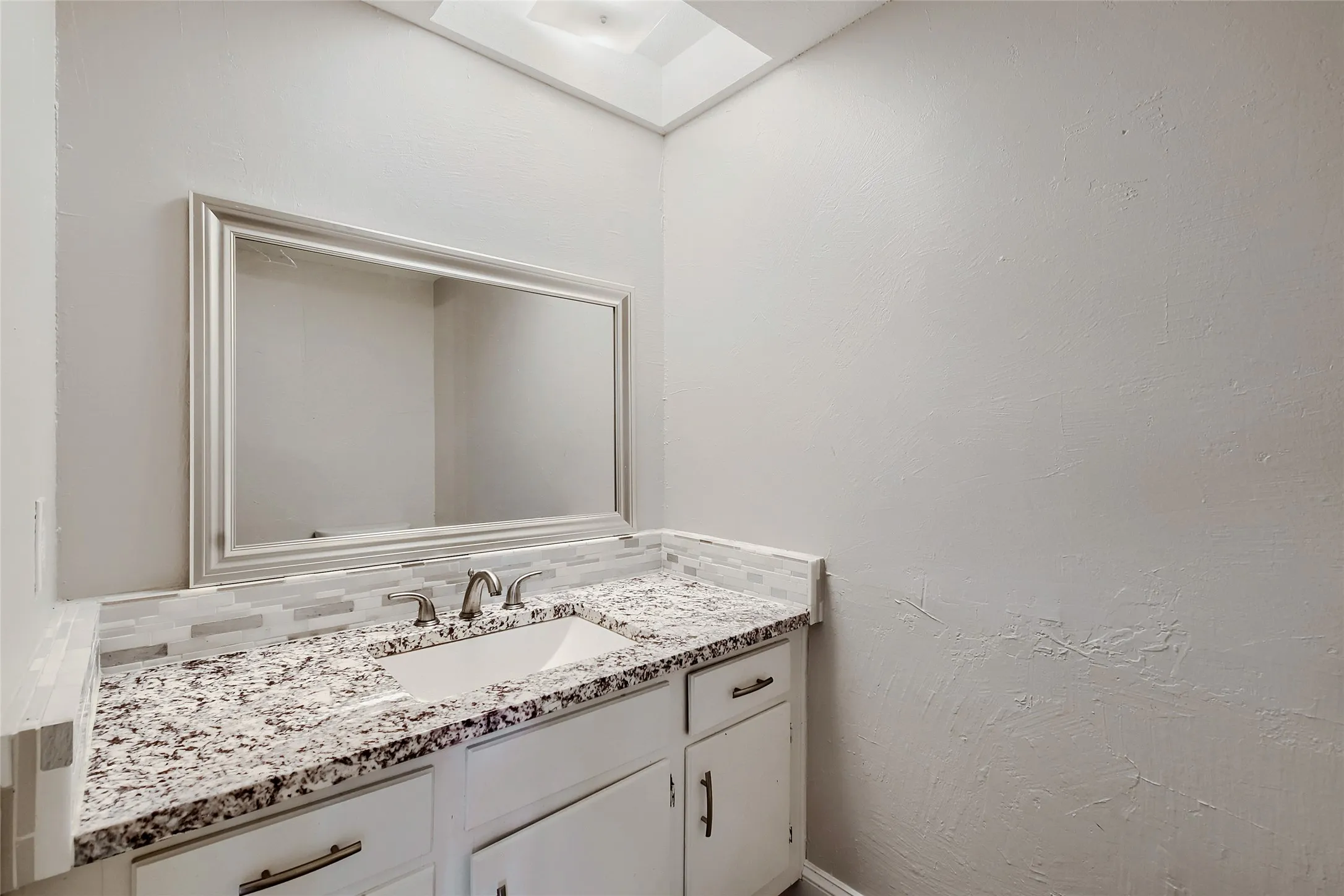 Single Family Residence For Sale in Tarrant County , 1624 Choteau Circle, Grapevine, Texas 76051, 3 Bedroom, 2 Bathroom, Garage spaces, 2,092 Sqft, built in 1977, mls#21195035, Real Estate Agent in Grapevine, Homes For Sale in Tarrant county, Homes For Sale in Grapevine, Realtor in Grapevine Texas, Real Estate Brokerage Independent Realty Texas, Luminita Cordes Realtor