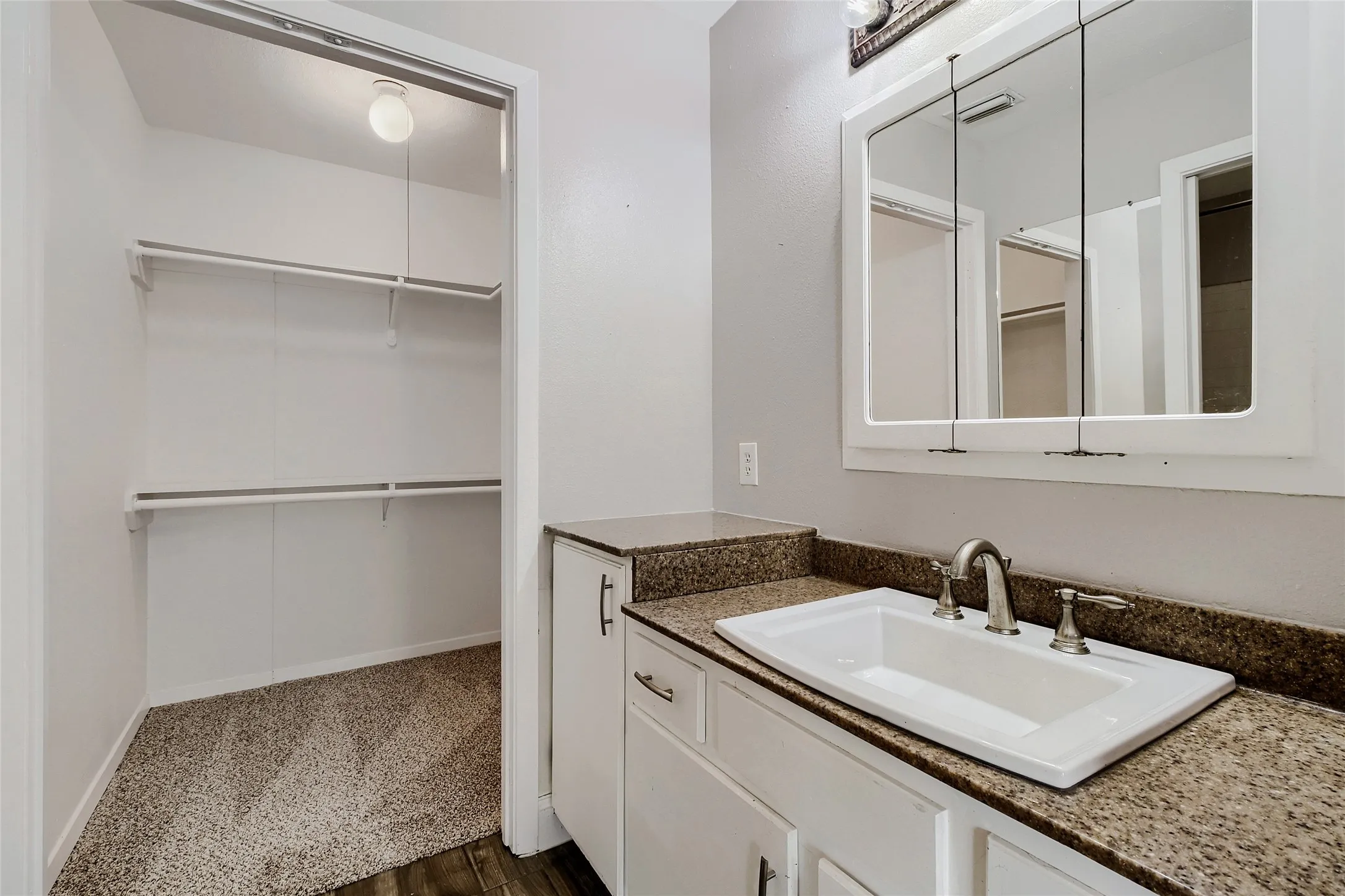 Single Family Residence For Sale in Tarrant County , 1624 Choteau Circle, Grapevine, Texas 76051, 3 Bedroom, 2 Bathroom, Garage spaces, 2,092 Sqft, built in 1977, mls#21195035, Real Estate Agent in Grapevine, Homes For Sale in Tarrant county, Homes For Sale in Grapevine, Realtor in Grapevine Texas, Real Estate Brokerage Independent Realty Texas, Luminita Cordes Realtor
