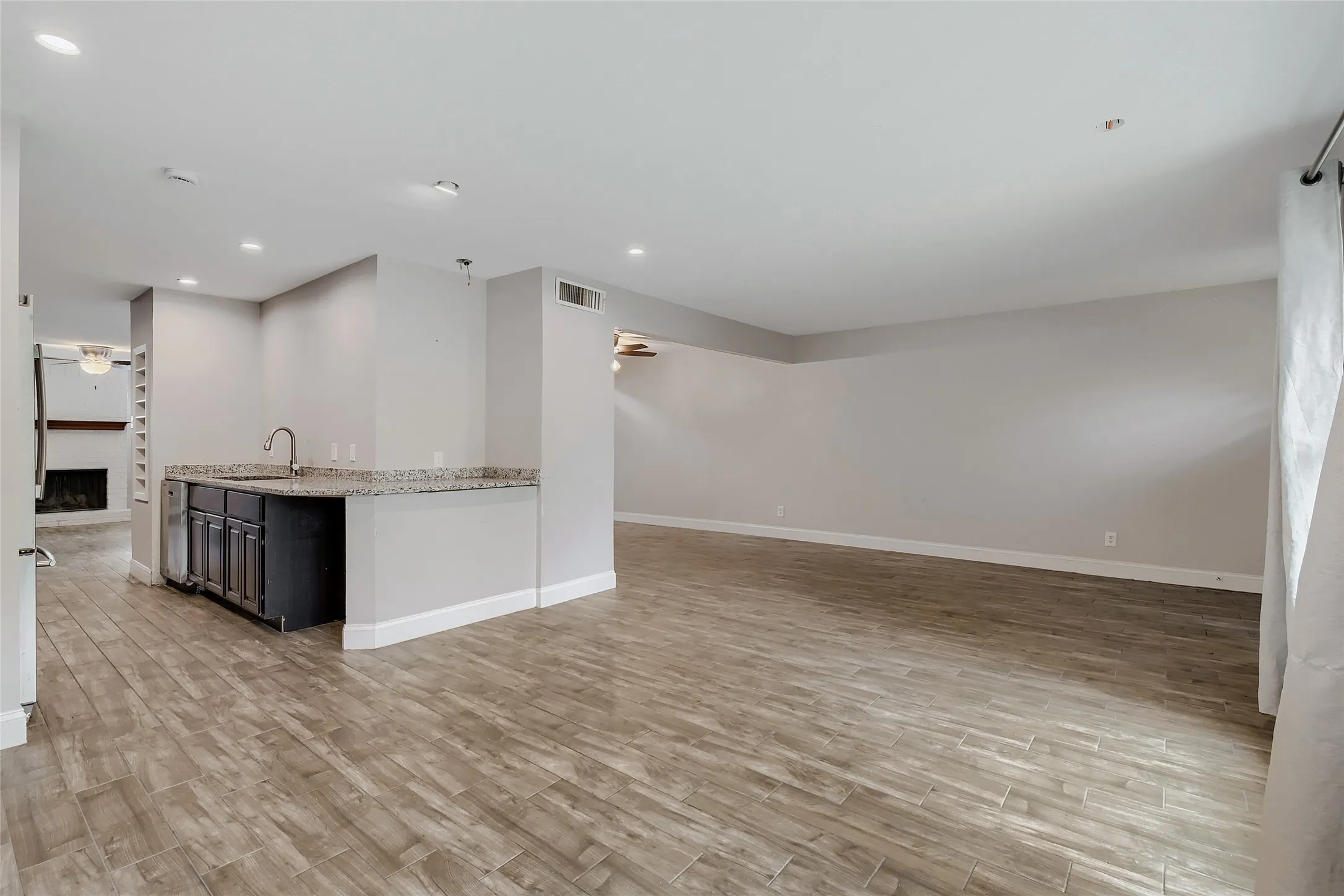 Single Family Residence For Sale in Tarrant County , 1624 Choteau Circle, Grapevine, Texas 76051, 3 Bedroom, 2 Bathroom, Garage spaces, 2,092 Sqft, built in 1977, mls#21195035, Real Estate Agent in Grapevine, Homes For Sale in Tarrant county, Homes For Sale in Grapevine, Realtor in Grapevine Texas, Real Estate Brokerage Independent Realty Texas, Luminita Cordes Realtor