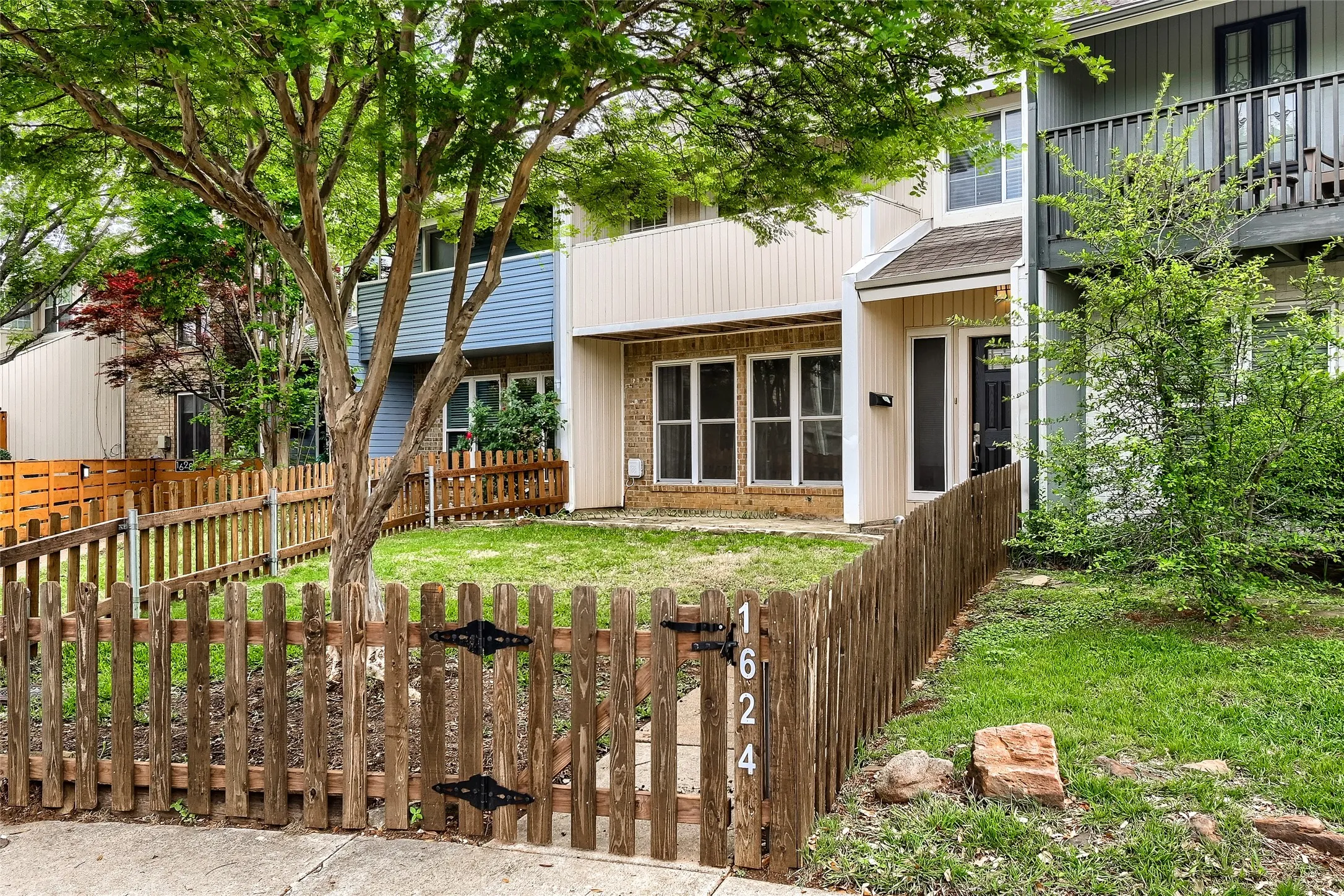 Single Family Residence For Sale in Tarrant County , 1624 Choteau Circle, Grapevine, Texas 76051, 3 Bedroom, 2 Bathroom, Garage spaces, 2,092 Sqft, built in 1977, mls#21195035, Real Estate Agent in Grapevine, Homes For Sale in Tarrant county, Homes For Sale in Grapevine, Realtor in Grapevine Texas, Real Estate Brokerage Independent Realty Texas, Luminita Cordes Realtor
