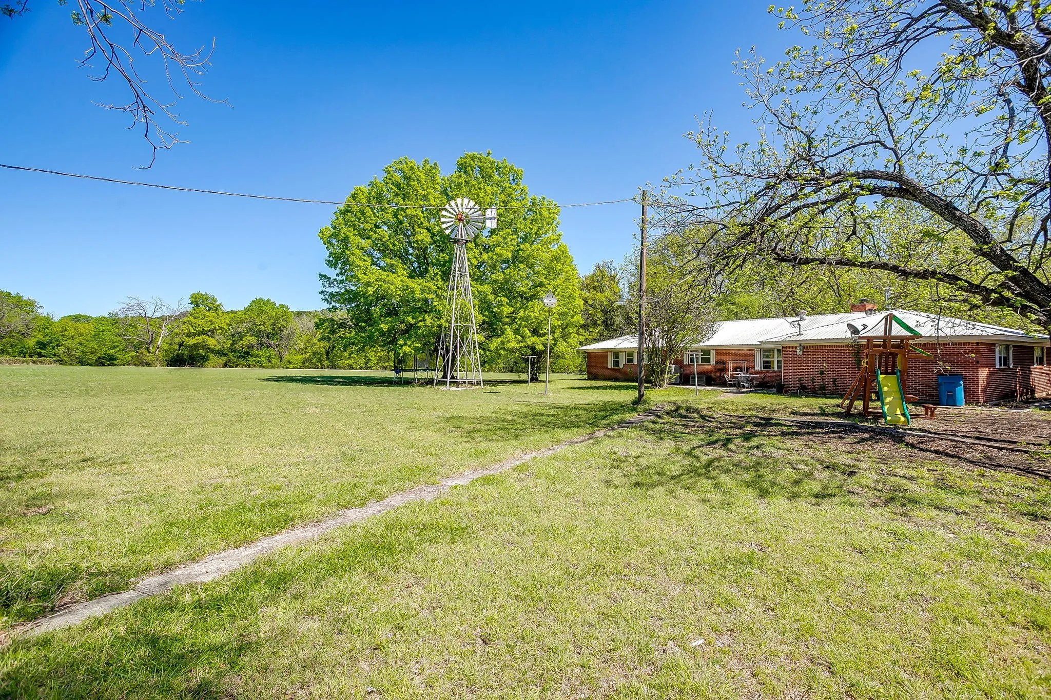 Single Family Residence For Sale in Hood County , 8216 Cleburne Highway, Granbury, Texas 76049, 3 Bedroom, 3 Bathroom, 4 Garage spaces, 1,433 Sqft, built in 1974, mls#21231299, Real Estate Agent in Granbury, Homes For Sale in Hood county, Homes For Sale in Granbury, Realtor in Granbury Texas, Real Estate Brokerage Independent Realty Texas, Luminita Cordes Realtor