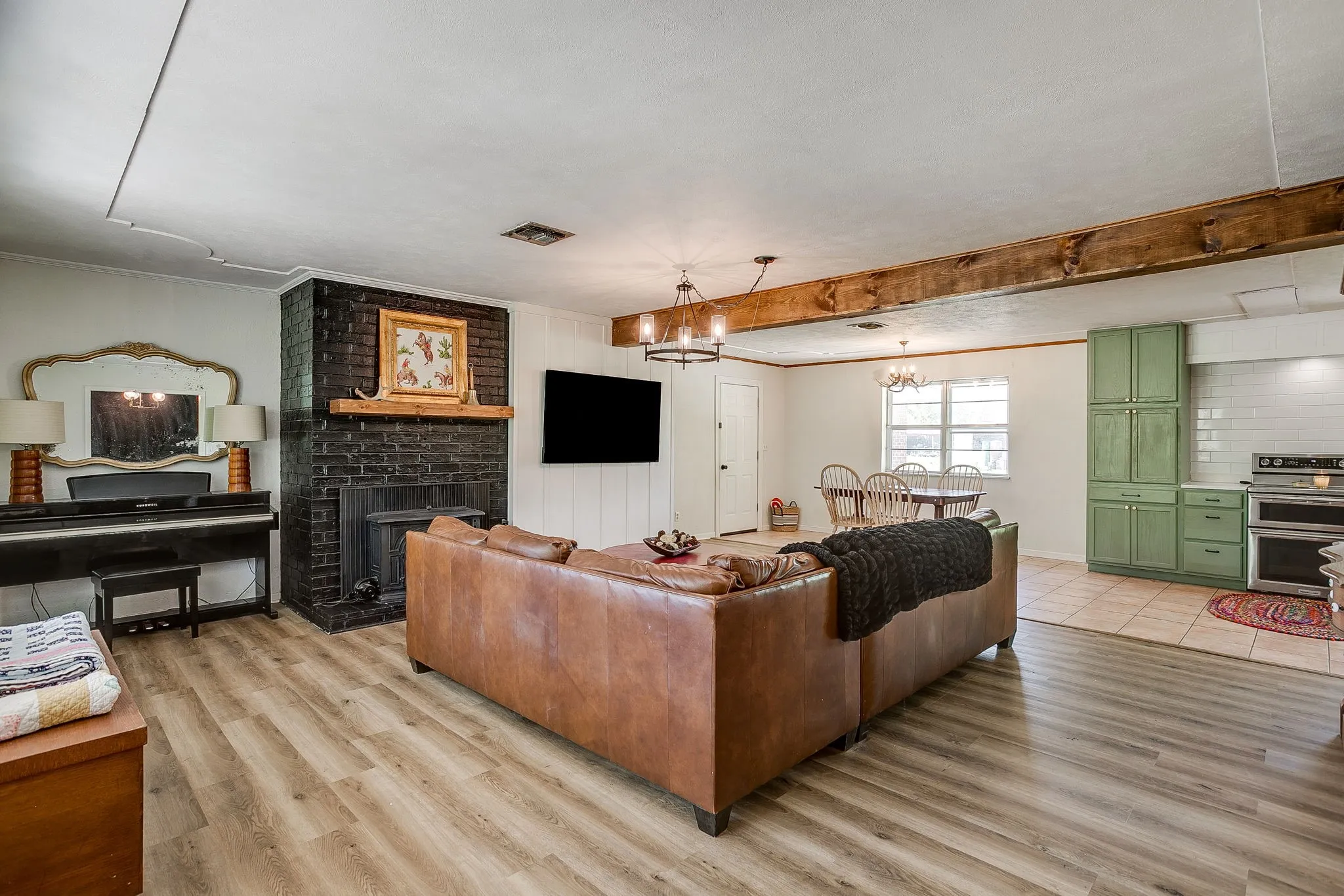 Single Family Residence For Sale in Hood County , 8216 Cleburne Highway, Granbury, Texas 76049, 3 Bedroom, 3 Bathroom, 4 Garage spaces, 1,433 Sqft, built in 1974, mls#21231299, Real Estate Agent in Granbury, Homes For Sale in Hood county, Homes For Sale in Granbury, Realtor in Granbury Texas, Real Estate Brokerage Independent Realty Texas, Luminita Cordes Realtor