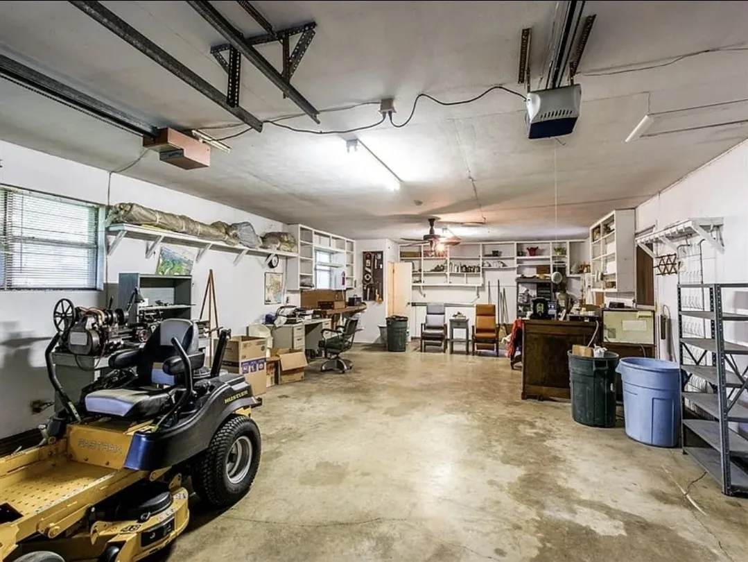 Single Family Residence For Sale in Hood County , 8216 Cleburne Highway, Granbury, Texas 76049, 3 Bedroom, 3 Bathroom, 4 Garage spaces, 1,433 Sqft, built in 1974, mls#21231299, Real Estate Agent in Granbury, Homes For Sale in Hood county, Homes For Sale in Granbury, Realtor in Granbury Texas, Real Estate Brokerage Independent Realty Texas, Luminita Cordes Realtor
