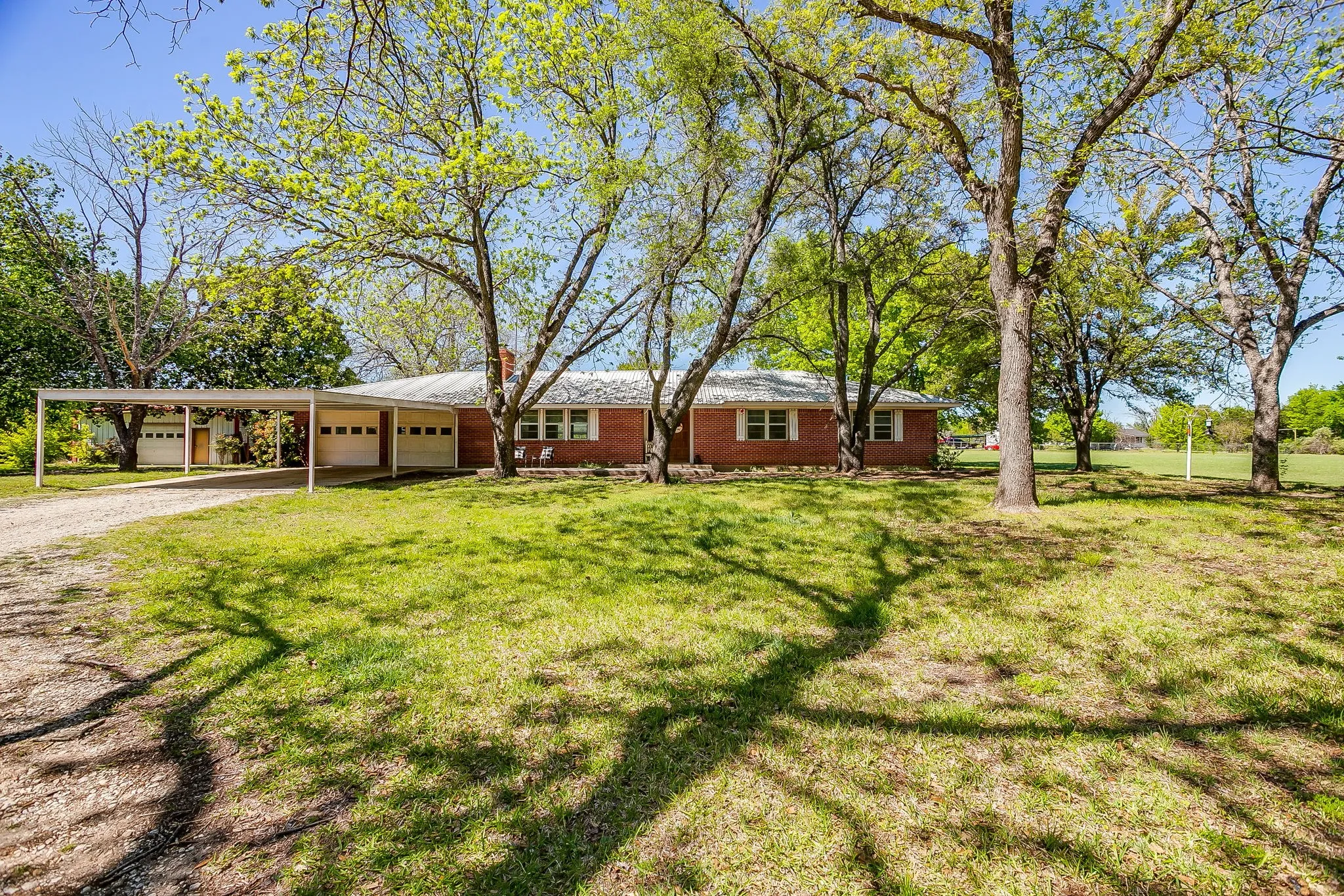 Single Family Residence For Sale in Hood County , 8216 Cleburne Highway, Granbury, Texas 76049, 3 Bedroom, 3 Bathroom, 4 Garage spaces, 1,433 Sqft, built in 1974, mls#21231299, Real Estate Agent in Granbury, Homes For Sale in Hood county, Homes For Sale in Granbury, Realtor in Granbury Texas, Real Estate Brokerage Independent Realty Texas, Luminita Cordes Realtor