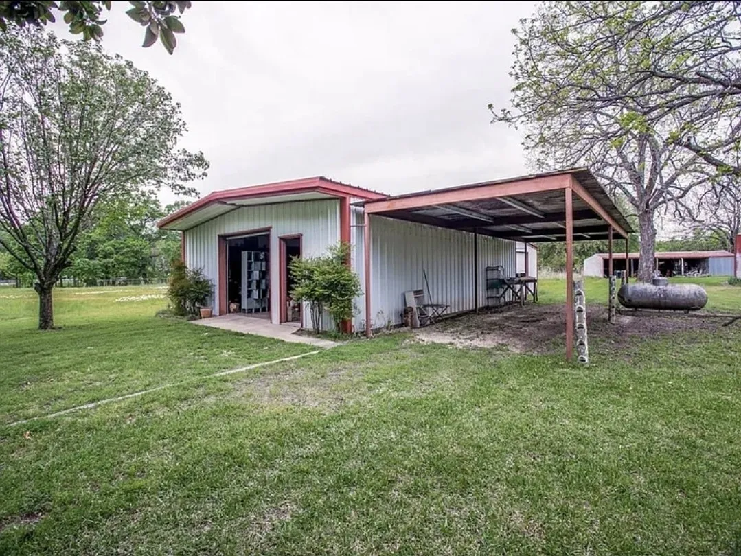 Single Family Residence For Sale in Hood County , 8216 Cleburne Highway, Granbury, Texas 76049, 3 Bedroom, 3 Bathroom, 4 Garage spaces, 1,433 Sqft, built in 1974, mls#21231299, Real Estate Agent in Granbury, Homes For Sale in Hood county, Homes For Sale in Granbury, Realtor in Granbury Texas, Real Estate Brokerage Independent Realty Texas, Luminita Cordes Realtor