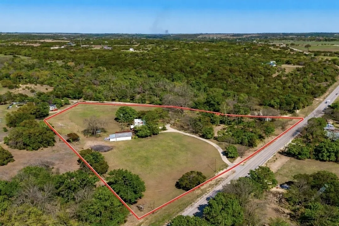 Single Family Residence For Sale in Hood County , 8216 Cleburne Highway, Granbury, Texas 76049, 3 Bedroom, 3 Bathroom, 4 Garage spaces, 1,433 Sqft, built in 1974, mls#21231299, Real Estate Agent in Granbury, Homes For Sale in Hood county, Homes For Sale in Granbury, Realtor in Granbury Texas, Real Estate Brokerage Independent Realty Texas, Luminita Cordes Realtor