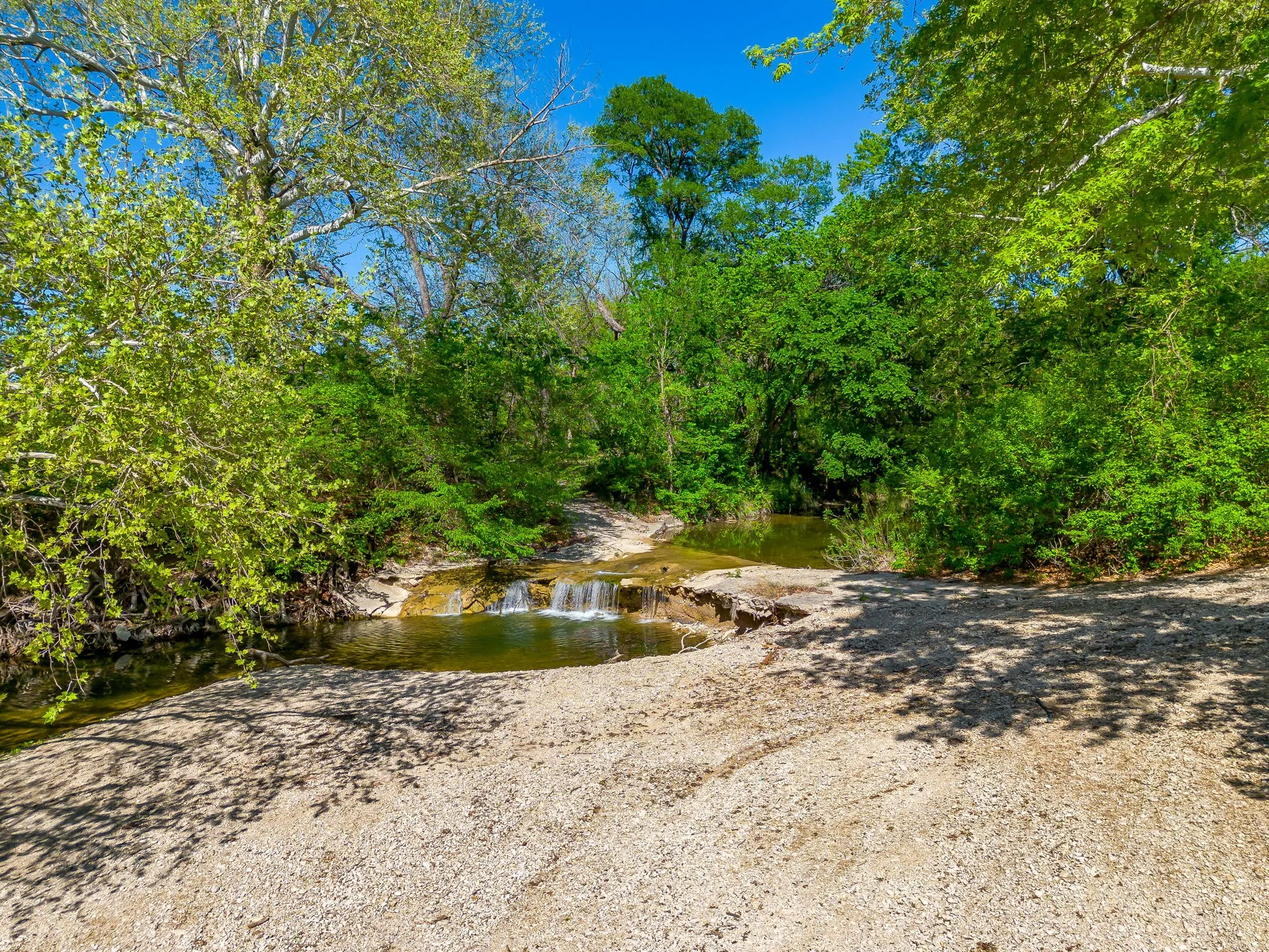 Single Family Residence For Sale in Hood County , 8216 Cleburne Highway, Granbury, Texas 76049, 3 Bedroom, 3 Bathroom, 4 Garage spaces, 1,433 Sqft, built in 1974, mls#21231299, Real Estate Agent in Granbury, Homes For Sale in Hood county, Homes For Sale in Granbury, Realtor in Granbury Texas, Real Estate Brokerage Independent Realty Texas, Luminita Cordes Realtor