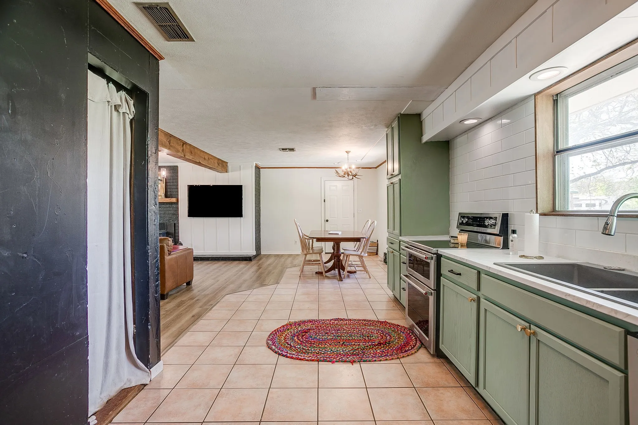 Single Family Residence For Sale in Hood County , 8216 Cleburne Highway, Granbury, Texas 76049, 3 Bedroom, 3 Bathroom, 4 Garage spaces, 1,433 Sqft, built in 1974, mls#21231299, Real Estate Agent in Granbury, Homes For Sale in Hood county, Homes For Sale in Granbury, Realtor in Granbury Texas, Real Estate Brokerage Independent Realty Texas, Luminita Cordes Realtor