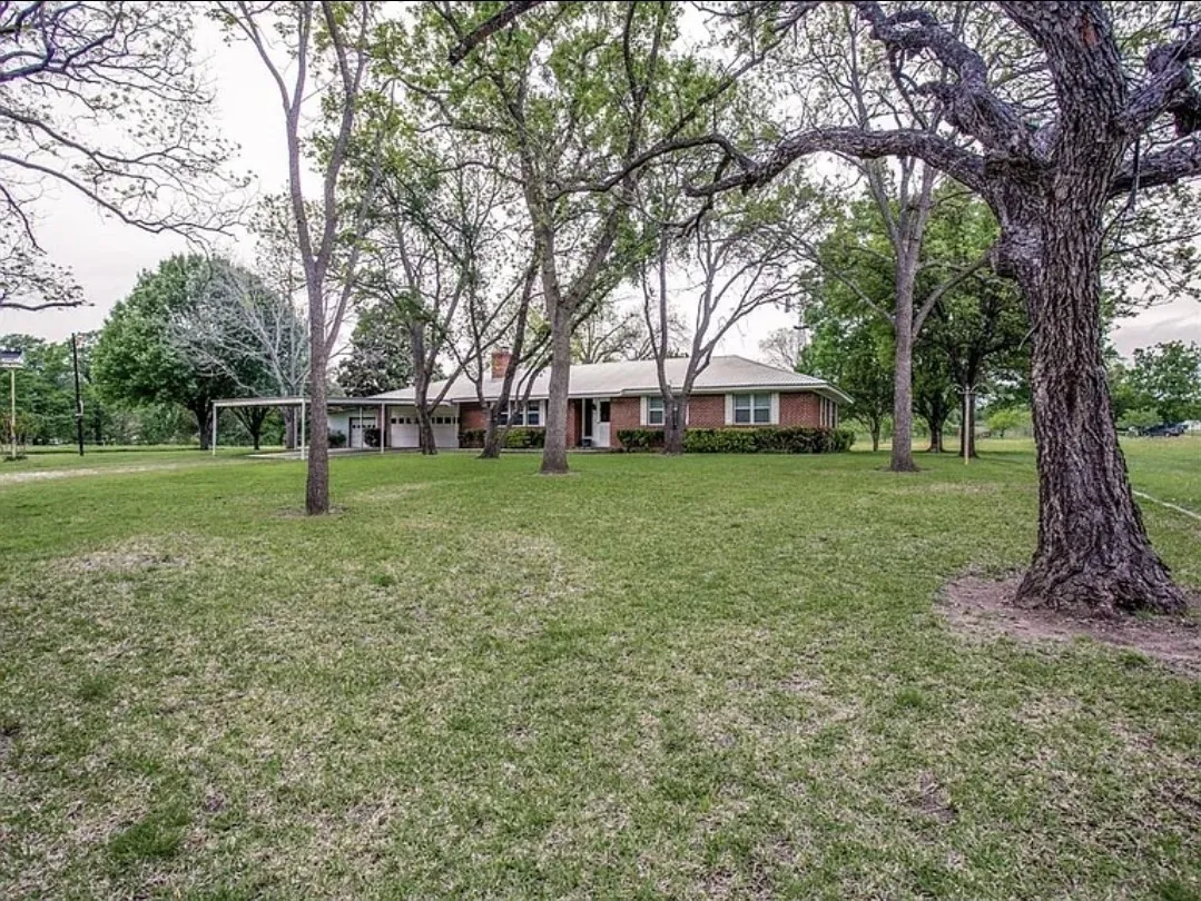 Single Family Residence For Sale in Hood County , 8216 Cleburne Highway, Granbury, Texas 76049, 3 Bedroom, 3 Bathroom, 4 Garage spaces, 1,433 Sqft, built in 1974, mls#21231299, Real Estate Agent in Granbury, Homes For Sale in Hood county, Homes For Sale in Granbury, Realtor in Granbury Texas, Real Estate Brokerage Independent Realty Texas, Luminita Cordes Realtor