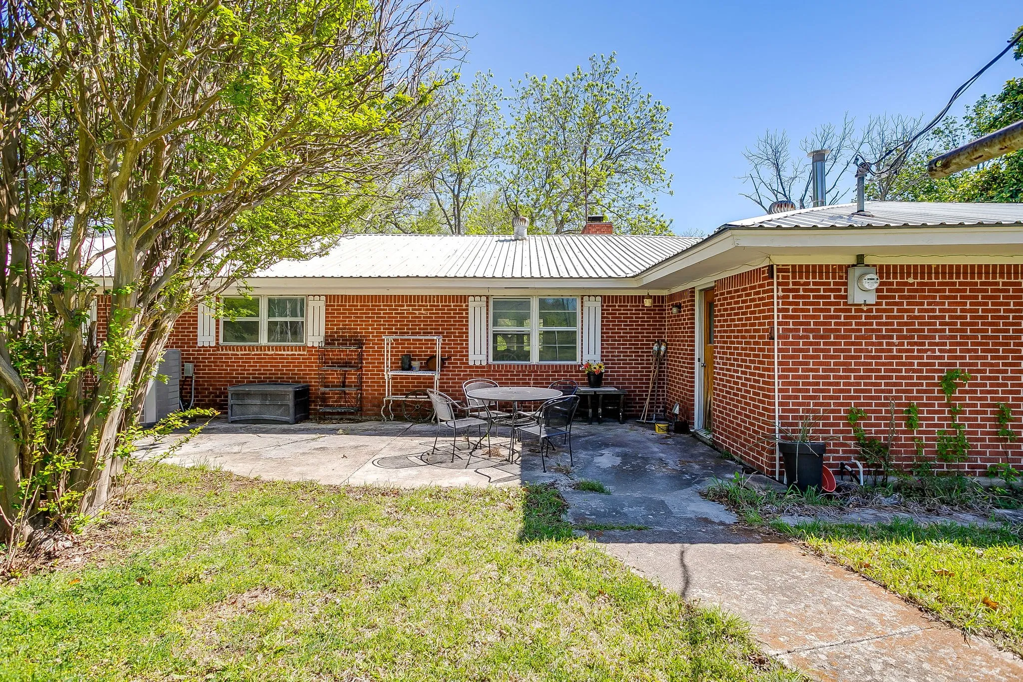 Single Family Residence For Sale in Hood County , 8216 Cleburne Highway, Granbury, Texas 76049, 3 Bedroom, 3 Bathroom, 4 Garage spaces, 1,433 Sqft, built in 1974, mls#21231299, Real Estate Agent in Granbury, Homes For Sale in Hood county, Homes For Sale in Granbury, Realtor in Granbury Texas, Real Estate Brokerage Independent Realty Texas, Luminita Cordes Realtor