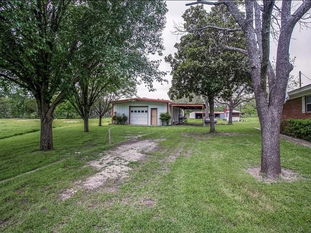 Single Family Residence For Sale in Hood County , 8216 Cleburne Highway, Granbury, Texas 76049, 3 Bedroom, 3 Bathroom, 4 Garage spaces, 1,433 Sqft, built in 1974, mls#21231299, Real Estate Agent in Granbury, Homes For Sale in Hood county, Homes For Sale in Granbury, Realtor in Granbury Texas, Real Estate Brokerage Independent Realty Texas, Luminita Cordes Realtor