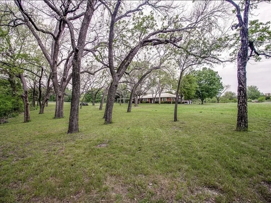 Single Family Residence For Sale in Hood County , 8216 Cleburne Highway, Granbury, Texas 76049, 3 Bedroom, 3 Bathroom, 4 Garage spaces, 1,433 Sqft, built in 1974, mls#21231299, Real Estate Agent in Granbury, Homes For Sale in Hood county, Homes For Sale in Granbury, Realtor in Granbury Texas, Real Estate Brokerage Independent Realty Texas, Luminita Cordes Realtor