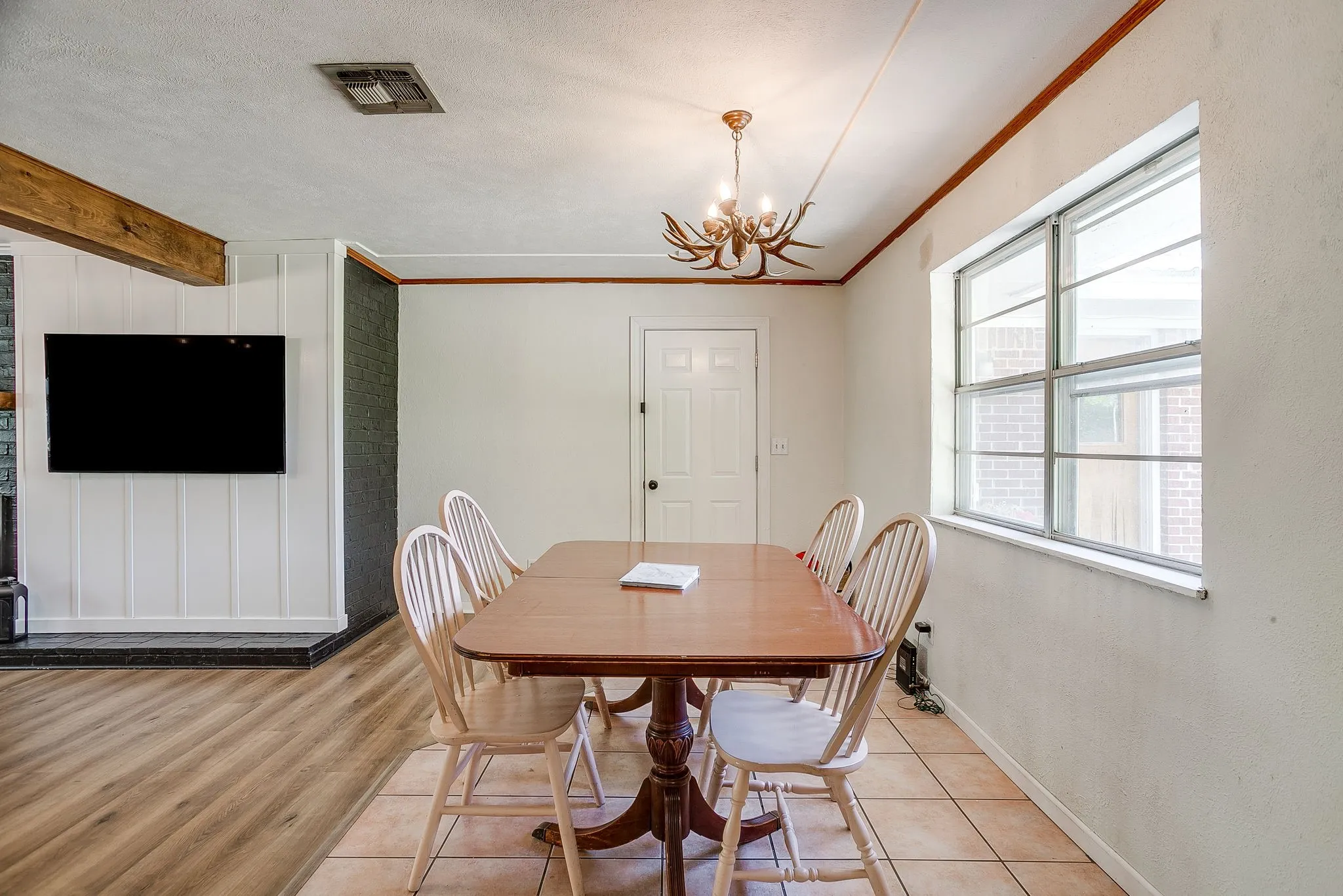 Single Family Residence For Sale in Hood County , 8216 Cleburne Highway, Granbury, Texas 76049, 3 Bedroom, 3 Bathroom, 4 Garage spaces, 1,433 Sqft, built in 1974, mls#21231299, Real Estate Agent in Granbury, Homes For Sale in Hood county, Homes For Sale in Granbury, Realtor in Granbury Texas, Real Estate Brokerage Independent Realty Texas, Luminita Cordes Realtor